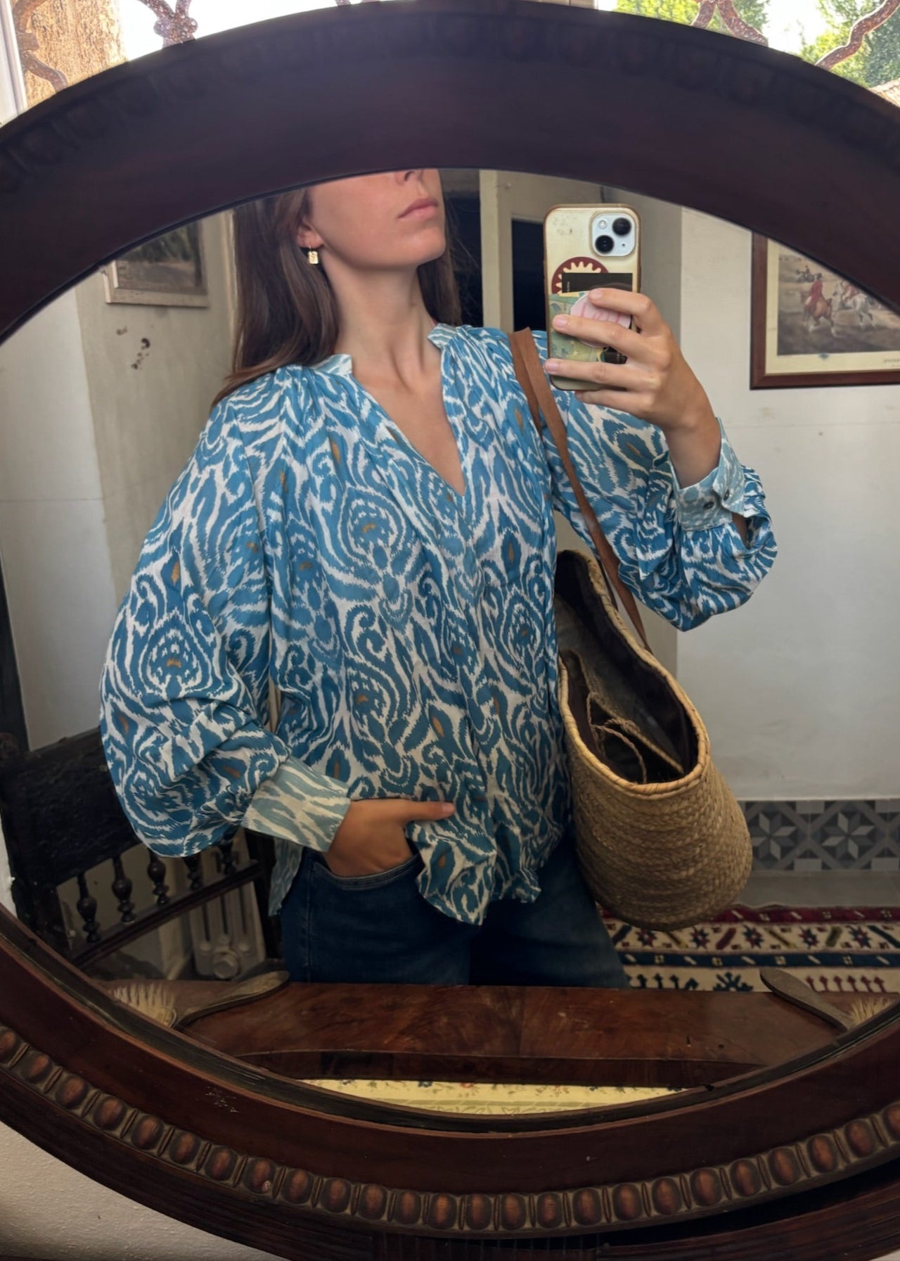 Camicia Loto leggera da donna in viscosa e cotone con fantasia Ikat o tinta unita, maniche a sbuffo e bottoni in madreperla – vestibilità morbida, prodotta artigianalmente in India.