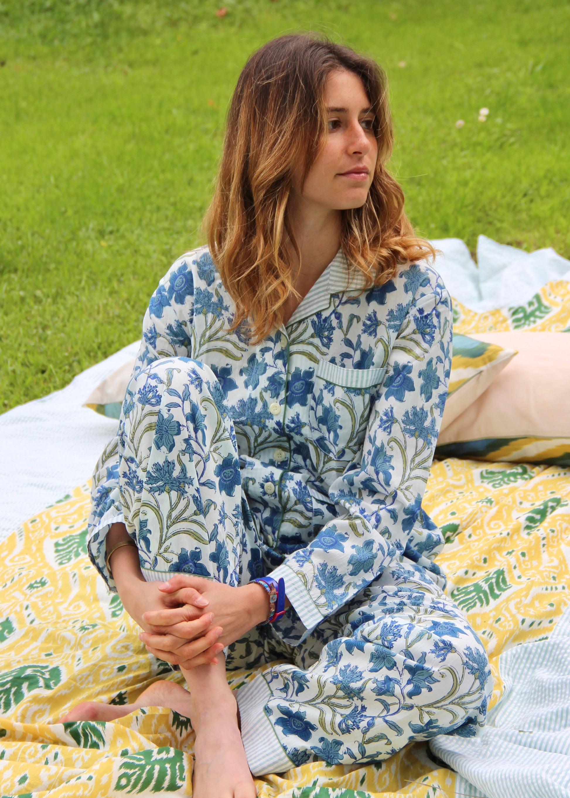 Long P-igiAma di IGI AMA, pigiama in 100% cotone con fantasia blu e azzurro a fiori, dettagli a contrasto sui bordi, composto da camicia e pantaloni elasticizzati, taglia unica, pensato per offrire comfort e stile anche nei momenti di relax.