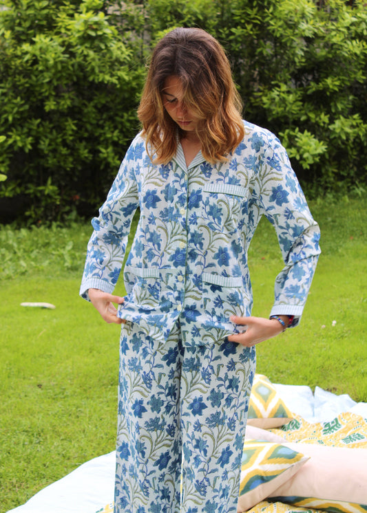Long P-igiAma di IGI AMA, pigiama in 100% cotone con fantasia blu e azzurro a fiori, dettagli a contrasto sui bordi, composto da camicia e pantaloni elasticizzati, taglia unica, pensato per offrire comfort e stile anche nei momenti di relax.