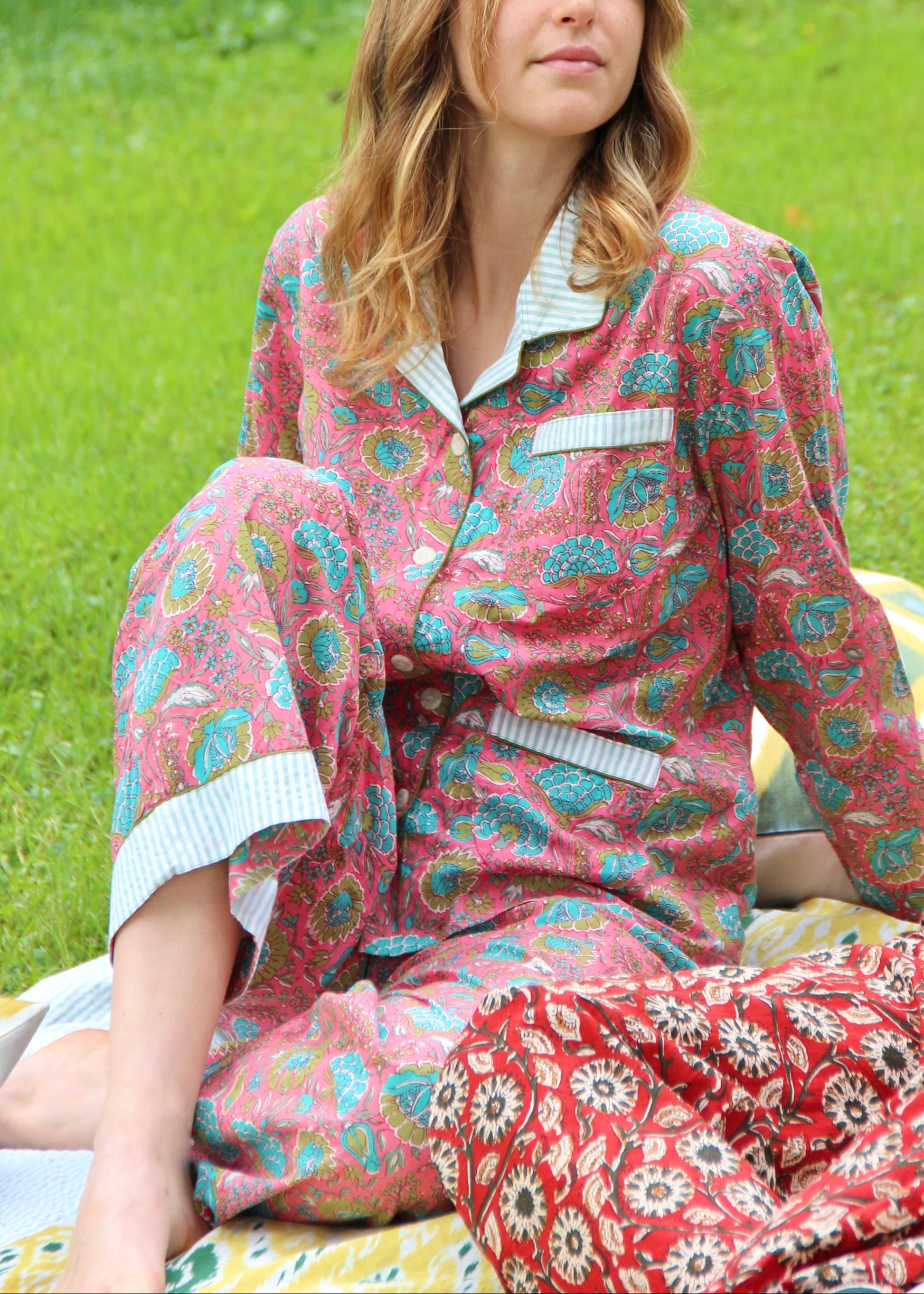 Long P-igiAma di IGI AMA, pigiama in 100% cotone con fantasia rosa a fiori, dettagli a contrasto sui bordi, composto da camicia e pantaloni elasticizzati, taglia unica, pensato per offrire comfort e stile anche nei momenti di relax.