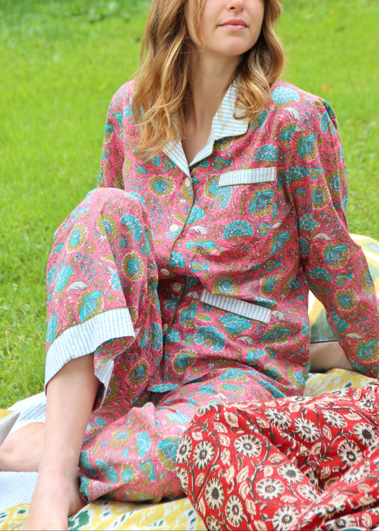 Long P-igiAma di IGI AMA, pigiama in 100% cotone con fantasia rosa a fiori, dettagli a contrasto sui bordi, composto da camicia e pantaloni elasticizzati, taglia unica, pensato per offrire comfort e stile anche nei momenti di relax.