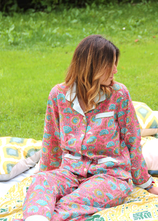 Long P-igiAma di IGI AMA, pigiama in 100% cotone con fantasia rosa a fiori, dettagli a contrasto sui bordi, composto da camicia e pantaloni elasticizzati, taglia unica, pensato per offrire comfort e stile anche nei momenti di relax.
