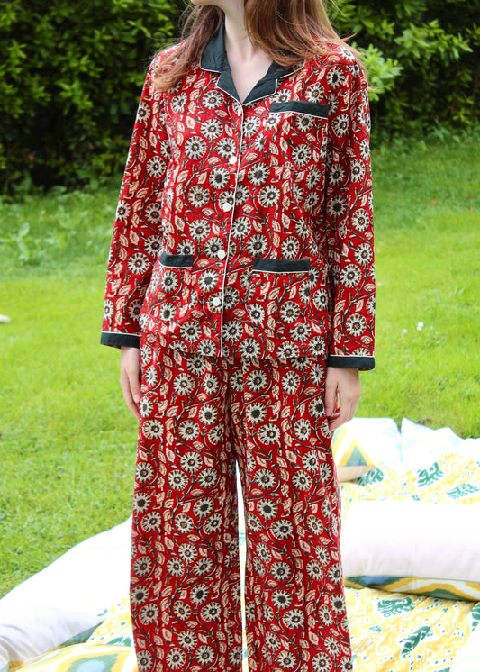 Long P-igiAma di IGI AMA, pigiama in 100% cotone con fantasia rosso a fiori, dettagli a contrasto sui bordi, composto da camicia e pantaloni elasticizzati, taglia unica, pensato per offrire comfort e stile anche nei momenti di relax.