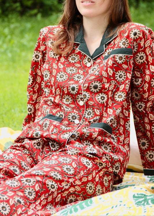 Long P-igiAma di IGI AMA, pigiama in 100% cotone con fantasia rosso a fiori, dettagli a contrasto sui bordi, composto da camicia e pantaloni elasticizzati, taglia unica, pensato per offrire comfort e stile anche nei momenti di relax.
