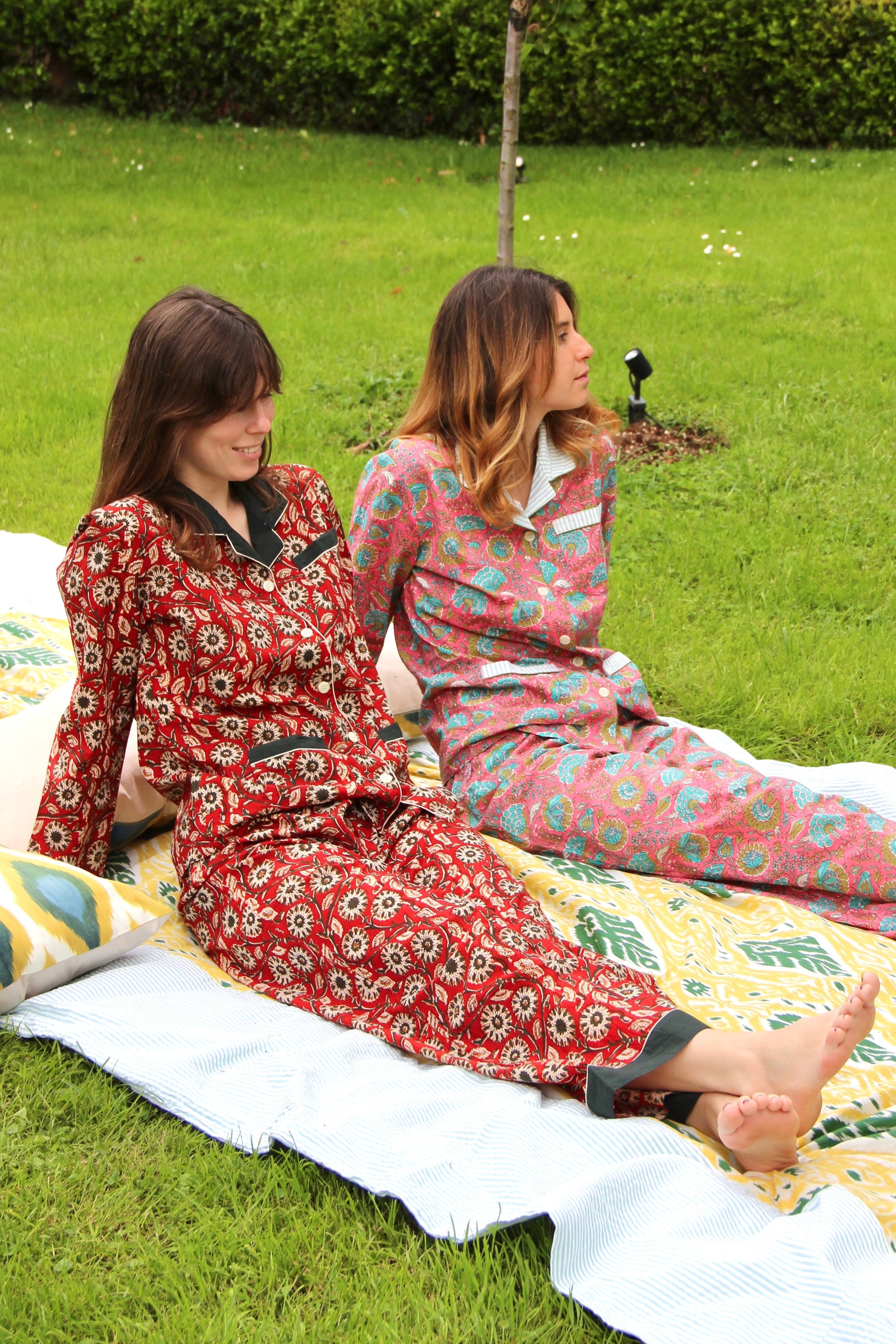 Long P-igiAma di IGI AMA, pigiama in 100% cotone con fantasia rosso e rosa a fiori, dettagli a contrasto sui bordi, composto da camicia e pantaloni elasticizzati, taglia unica, pensato per offrire comfort e stile anche nei momenti di relax.