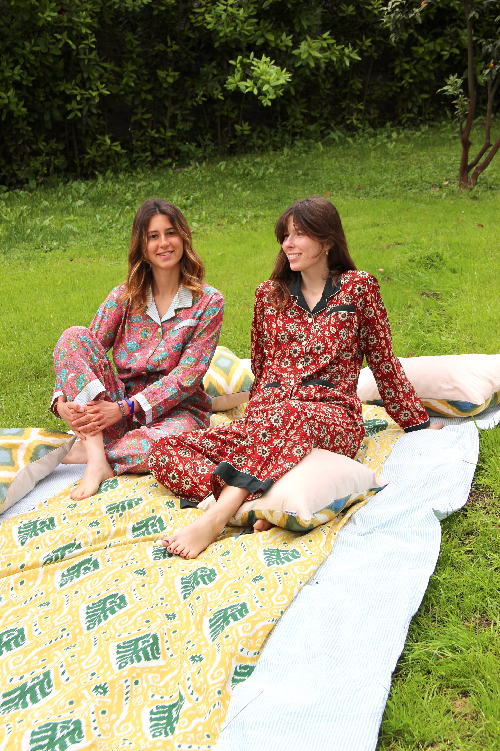 Long P-igiAma di IGI AMA, pigiama in 100% cotone con fantasia rosa e rossa a fiori, dettagli a contrasto sui bordi, composto da camicia e pantaloni elasticizzati, taglia unica, pensato per offrire comfort e stile anche nei momenti di relax.