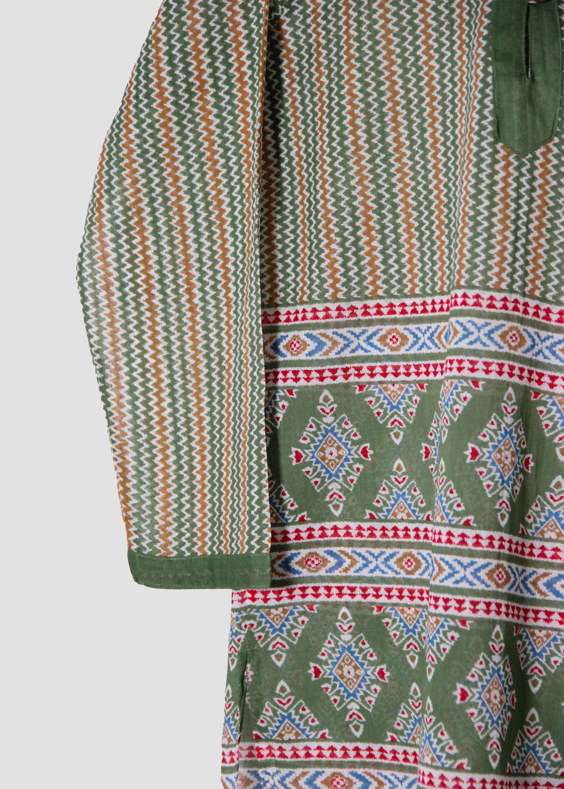 Copricostume leggero da donna in voile verde, modello Margherita di IGI AMA, realizzato in 100% voile, taglia unica, prodotto in India, perfetto come copricostume da mare per l’estate e le vacanze.