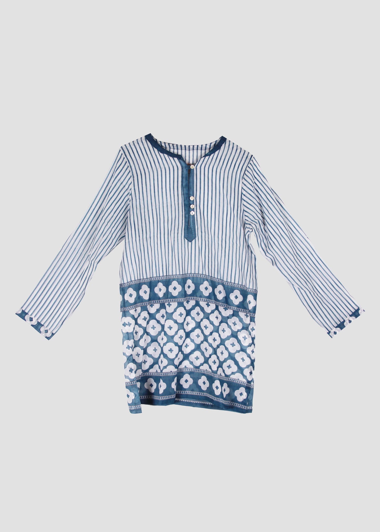 Copricostume donna Margherita Beach Dress blue in 100% voile con fantasia a righe blu e design corto leggero, stile boho chic ideale per il mare, taglia unica.