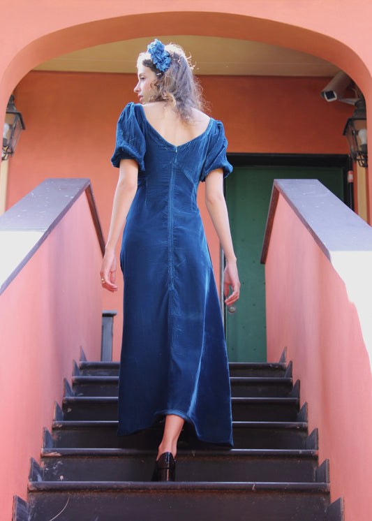 IGI AMA Nina Dress – Vestito blu petrolio in 100% velluto, lungo fino alla caviglia con maniche corte a sbuffo ed elastico, scollo a V davanti e dietro. Taglia unica adatta a S/M. Prodotto in India, lavabile a 30°C e stirabile al rovescio a bassa temperatura.
