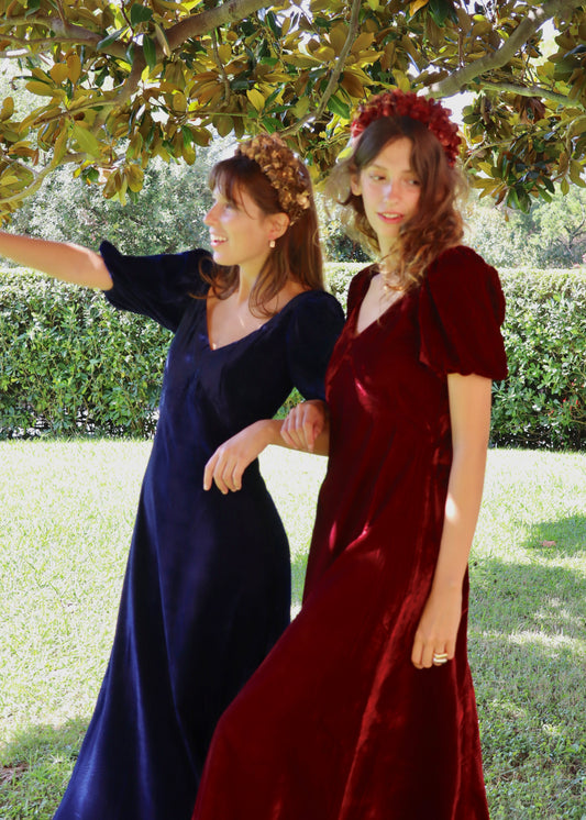 IGI AMA Nina Dress – Vestito blu in 100% velluto, lungo fino alla caviglia con maniche corte a sbuffo ed elastico, scollo a V sul davanti e sulla schiena. Taglia unica adatta a S/M. Prodotto in India, lavabile a 30°C e stirabile al rovescio a bassa temperatura.