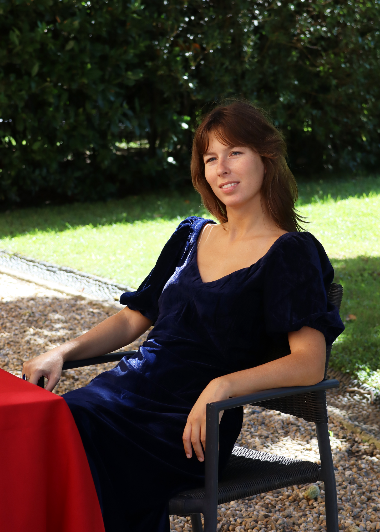 IGI AMA Nina Dress – Vestito blu in 100% velluto, lungo fino alla caviglia con maniche corte a sbuffo ed elastico, scollo a V sul davanti e sulla schiena. Taglia unica adatta a S/M. Prodotto in India, lavabile a 30°C e stirabile al rovescio a bassa temperatura.