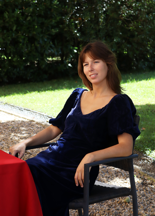 IGI AMA Nina Dress – Vestito blu in 100% velluto, lungo fino alla caviglia con maniche corte a sbuffo ed elastico, scollo a V sul davanti e sulla schiena. Taglia unica adatta a S/M. Prodotto in India, lavabile a 30°C e stirabile al rovescio a bassa temperatura.