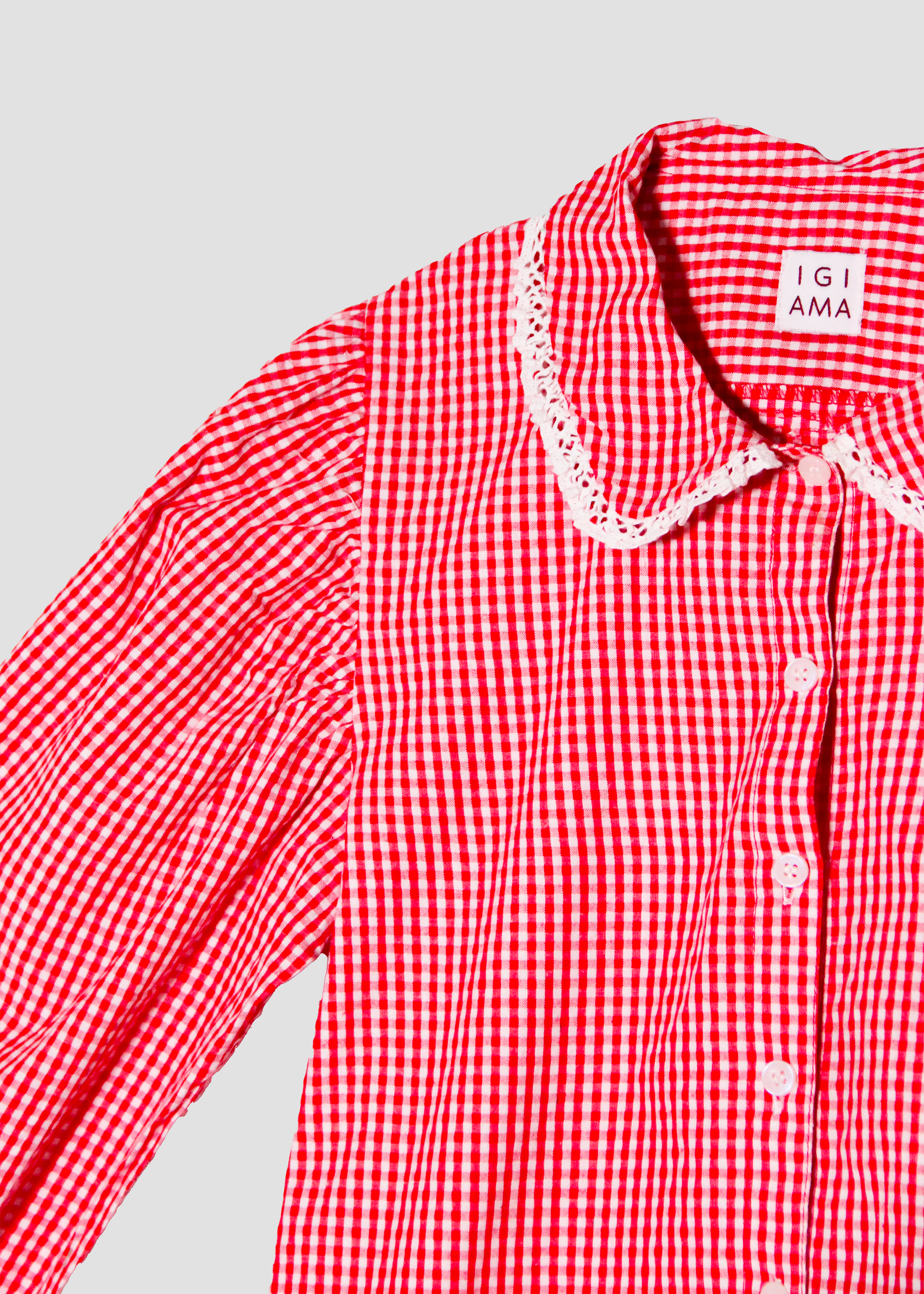 Old School Shirt, camicia rossa a quadri in 100% cotone, maniche lunghe a sbuffo, dettagli in pizzo bianco su colletto e bordo maniche, taglia unica, prodotta in India, perfetta per un look vintage e ricercato.