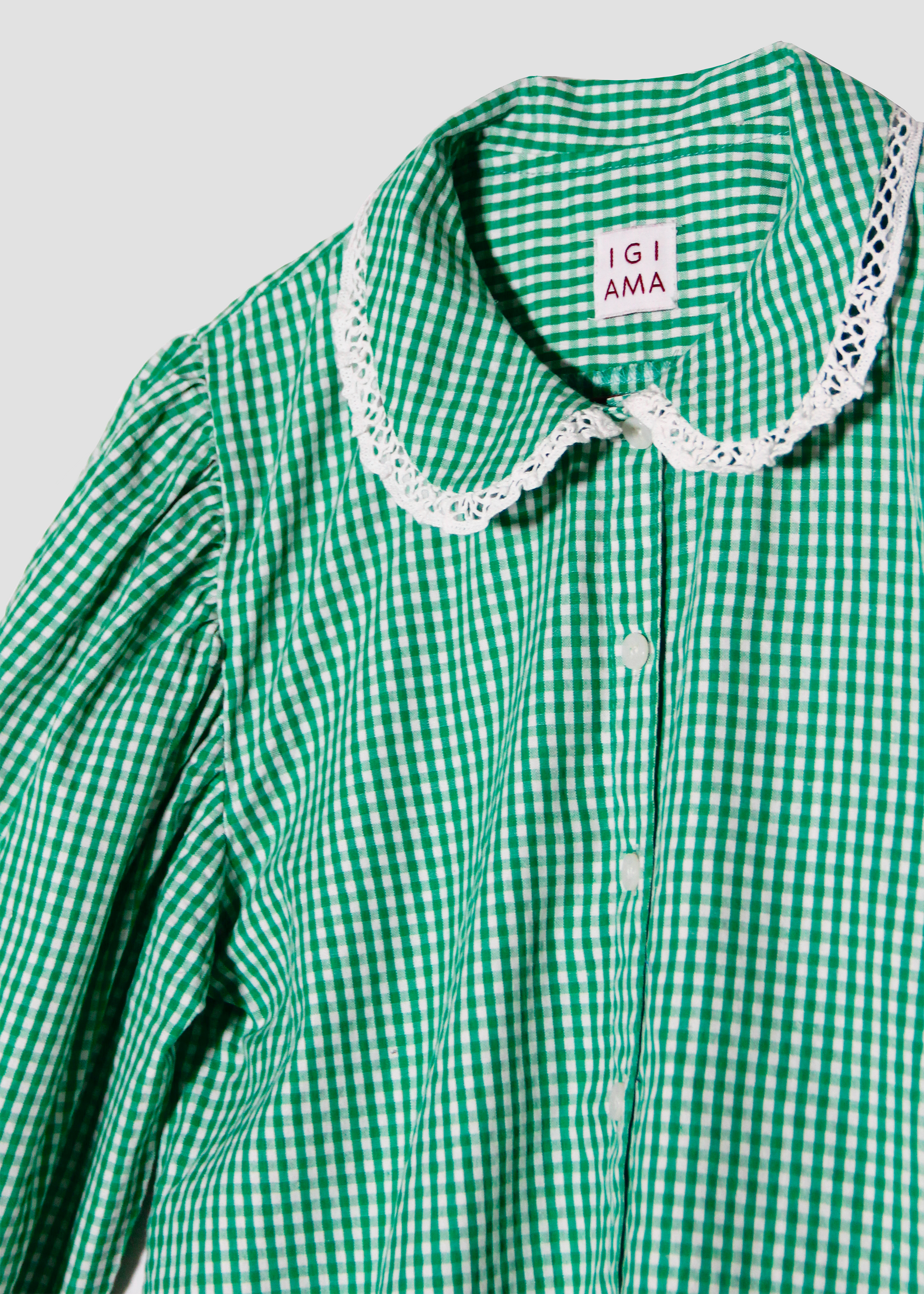 Old School Shirt, camicia verde a quadri in 100% cotone, maniche lunghe a sbuffo, dettagli in pizzo bianco su colletto e bordo maniche, taglia unica, prodotta in India, perfetta per un look vintage e ricercato.