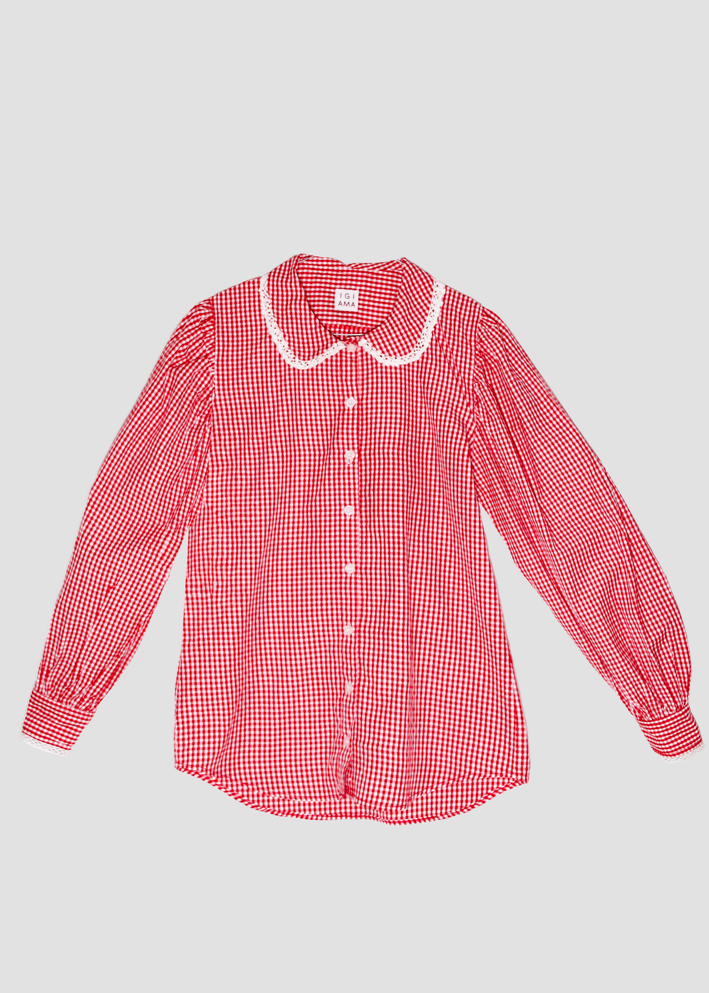 Old School Shirt, camicia rossa a quadri in 100% cotone, maniche lunghe a sbuffo, dettagli in pizzo bianco su colletto e bordo maniche, taglia unica, prodotta in India, perfetta per un look vintage e ricercato.