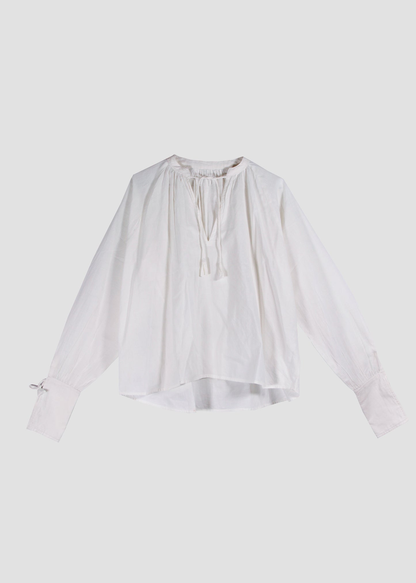 Camicia donna Olivia Shirt white in 100% cotone con maniche lunghe e dettagli con fiocchetti, finale manica allungato da arrotolare o lasciare a vista, stile boho chic elegante, taglia unica.