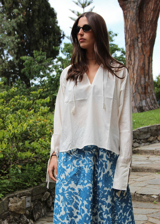 Camicia donna Olivia Shirt white in 100% cotone con maniche lunghe e dettagli con fiocchetti, finale manica allungato da arrotolare o lasciare a vista, stile boho chic elegante, taglia unica.
