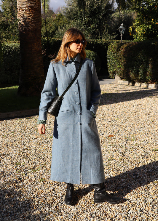 IGI AMA Oxford Coat – Cappotto azzurro in 100% cashmere con fodera in seta, chiusura frontale con bottoni in tessuto e spalle strutturate. Elegante e leggero, ideale per le mezze stagioni. Prodotto in India, richiede lavaggio a secco e stiratura a bassa temperatura.