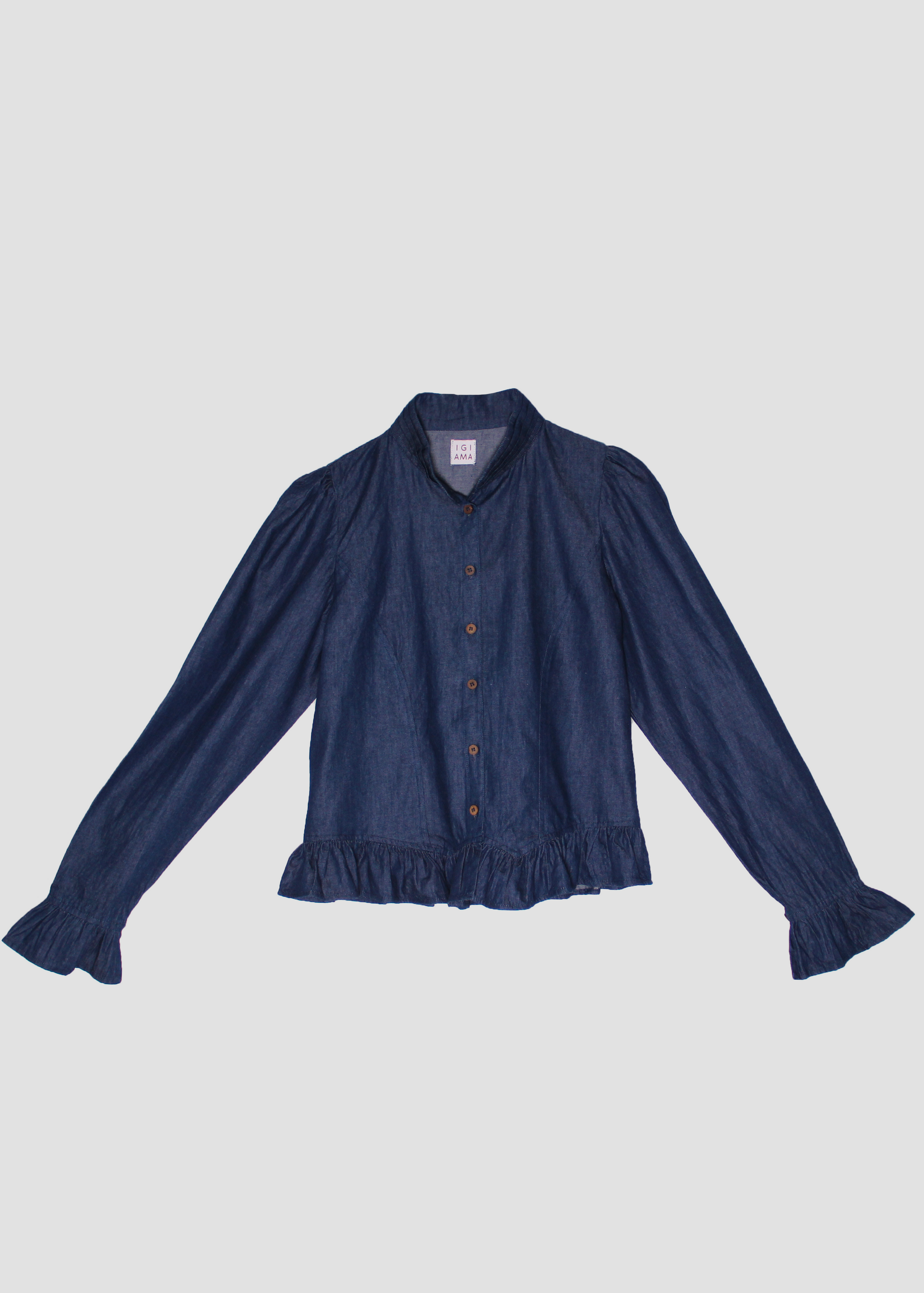 Blusa da donna in denim blu, modello Palladio di IGI AMA, realizzata in 100% cotone, taglia unica, con maniche leggermente a sbuffo, ispirata a immagini vintage di Vogue, prodotta in India, ideale per look casual e chic.