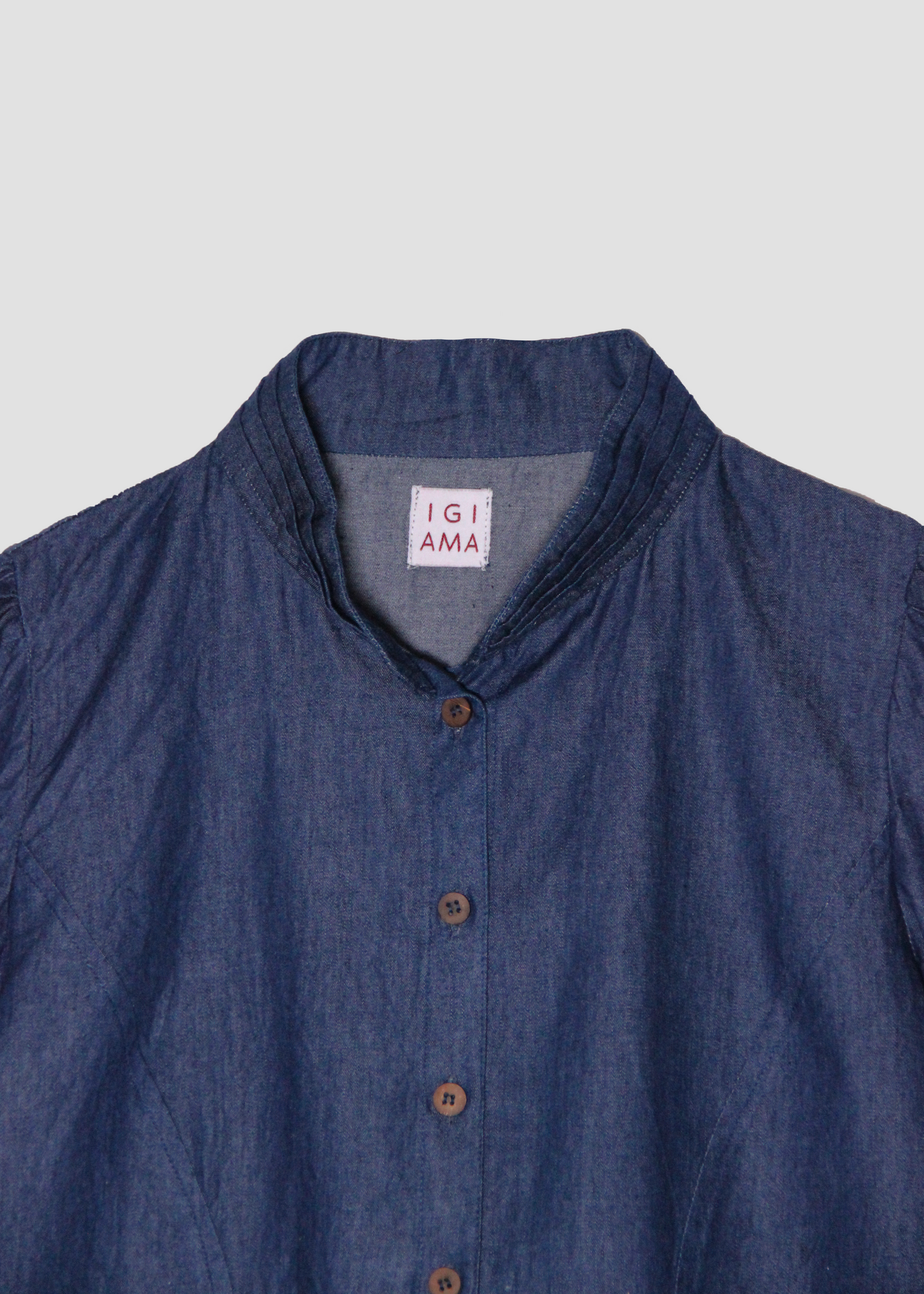 Blusa da donna in denim blu, modello Palladio di IGI AMA, realizzata in 100% cotone, taglia unica, con maniche leggermente a sbuffo, ispirata a immagini vintage di Vogue, prodotta in India, ideale per look casual e chic.
