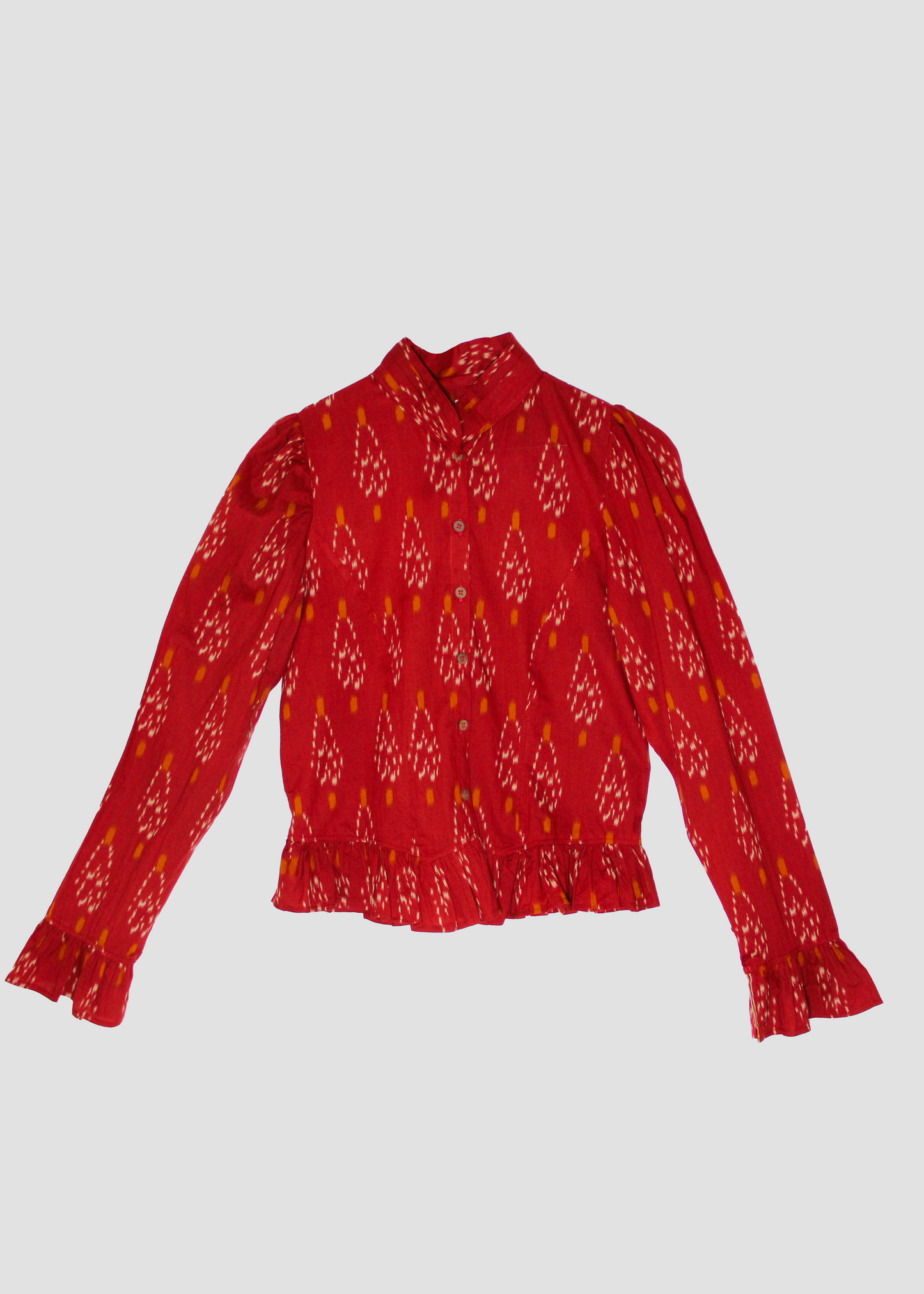 Blusa da donna in ikat rosso, modello Palladio di IGI AMA, realizzata in 100% cotone, taglia unica, con maniche leggermente a sbuffo, ispirata a immagini vintage di Vogue, prodotta in India, ideale per look casual e chic.
