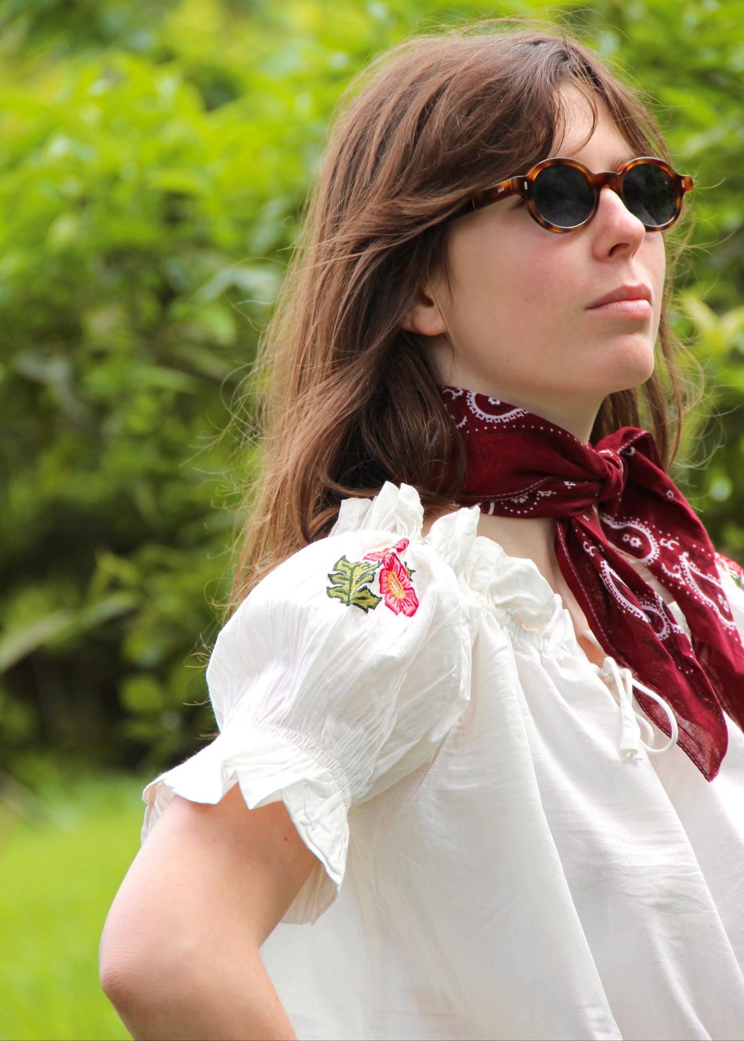 Pimpa Shirt di IGIAMA, blusa arricciata in 100% cotone con laccetto sullo scollo, maniche corte a sbuffo elasticizzate e fiori di montagna cuciti a mano, elastica e adatta a tutte le corporature, prodotta in India, perfetta per un look naturale e romantico.