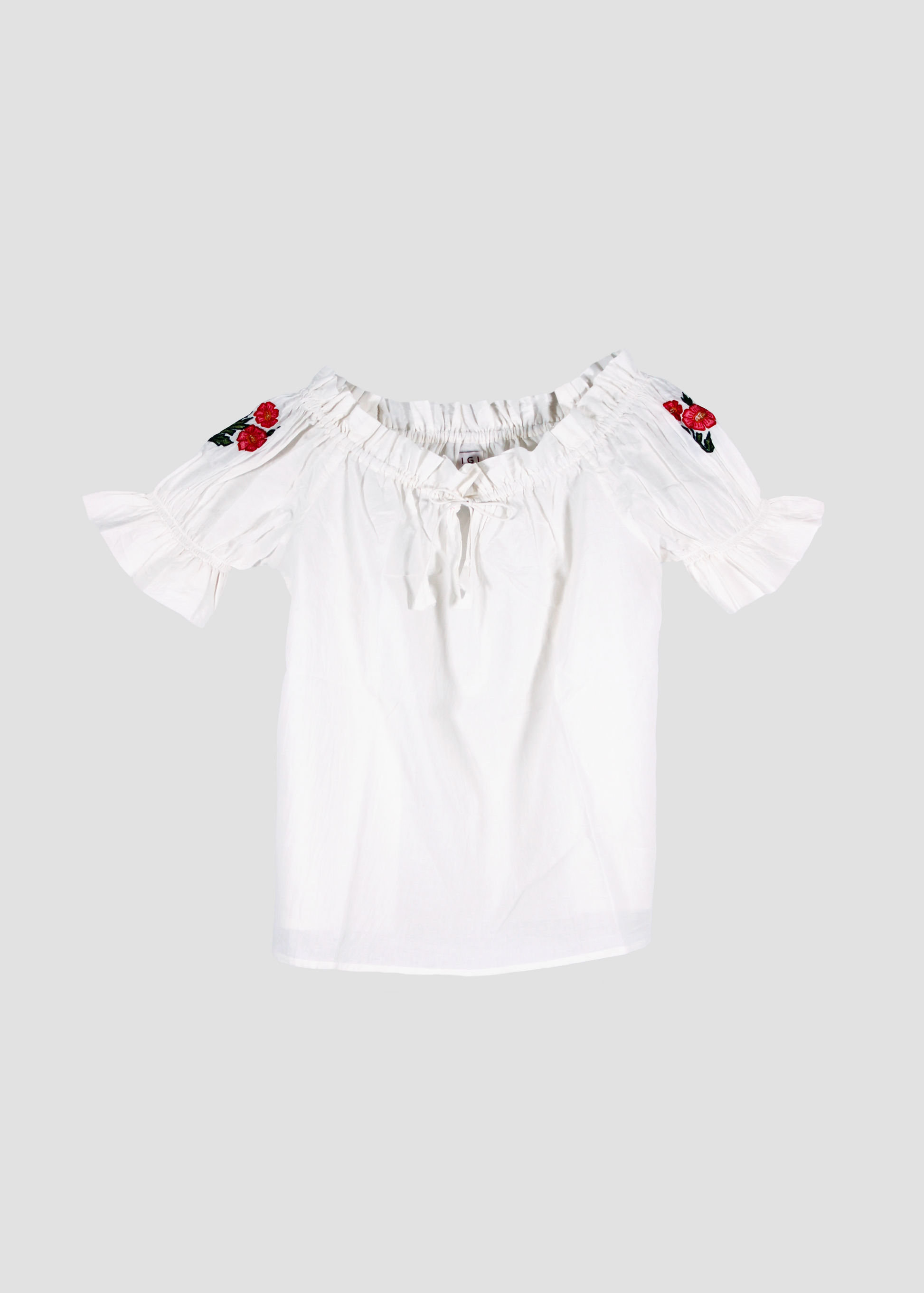 Pimpa Shirt di IGIAMA, blusa arricciata in 100% cotone con laccetto sullo scollo, maniche corte a sbuffo elasticizzate e fiori di montagna cuciti a mano, elastica e adatta a tutte le corporature, prodotta in India, perfetta per un look naturale e romantico.