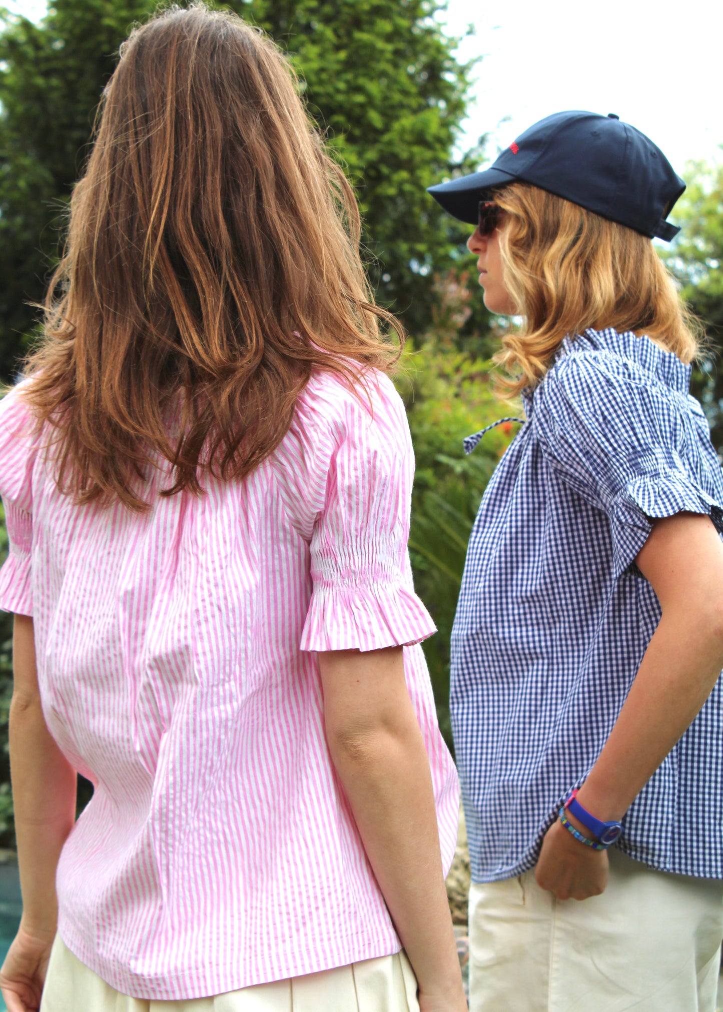 Blusa arricciata da donna in cotone a quadretti rosa e blu, modello Pimpa shirt di IGI AMA, 100% cotone, con laccetto sullo scollo e maniche elasticizzate a sbuffo, tessuto elastico che si adatta a tutte le corporature, prodotta in India, ideale per look estivi e casual.