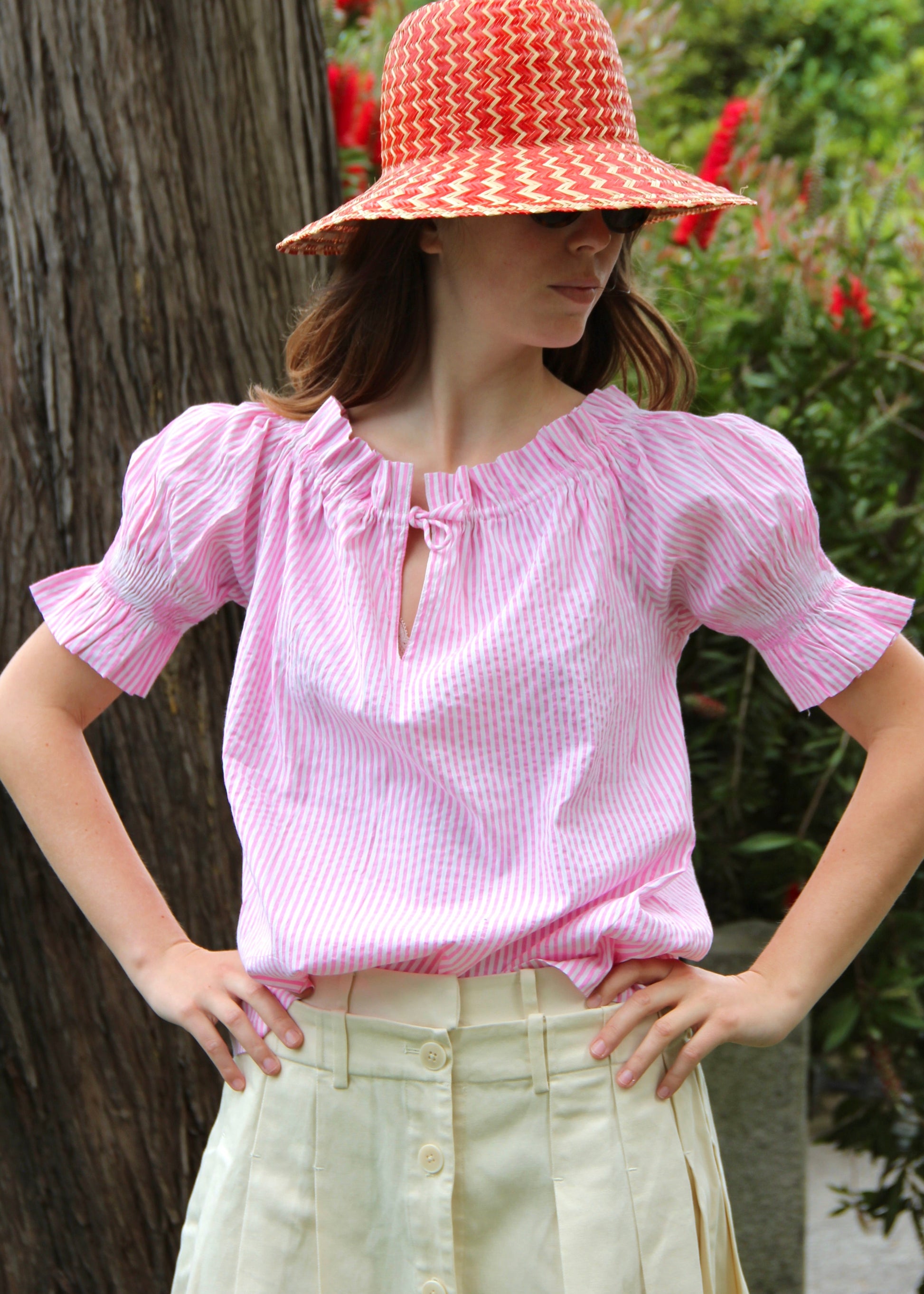 Blusa arricciata da donna in cotone a quadretti rosa, modello Pimpa shirt di IGI AMA, 100% cotone, con laccetto sullo scollo e maniche elasticizzate a sbuffo, tessuto elastico che si adatta a tutte le corporature, prodotta in India, ideale per look estivi e casual.