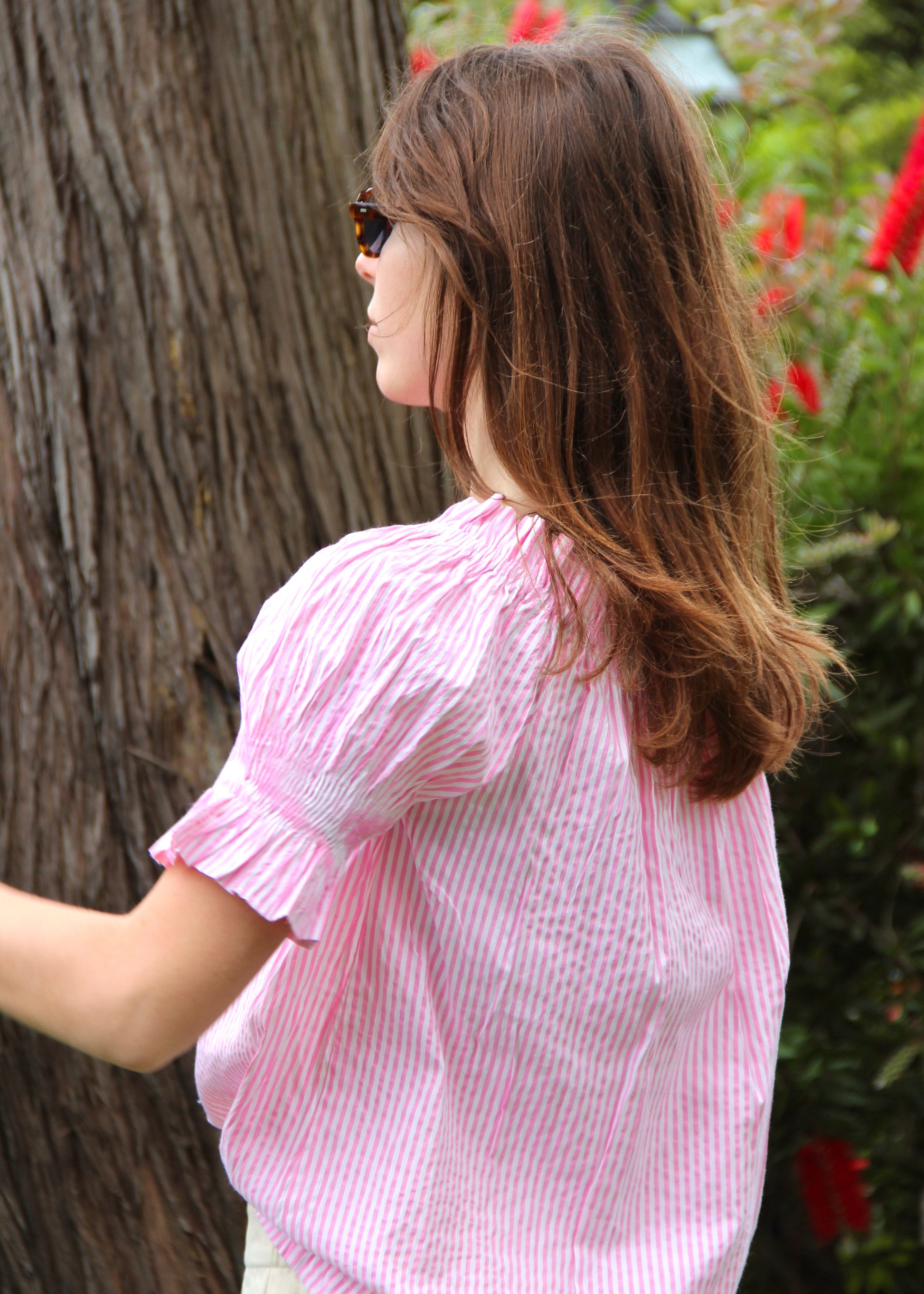 Blusa arricciata da donna in cotone a quadretti rosa, modello Pimpa shirt di IGI AMA, 100% cotone, con laccetto sullo scollo e maniche elasticizzate a sbuffo, tessuto elastico che si adatta a tutte le corporature, prodotta in India, ideale per look estivi e casual.