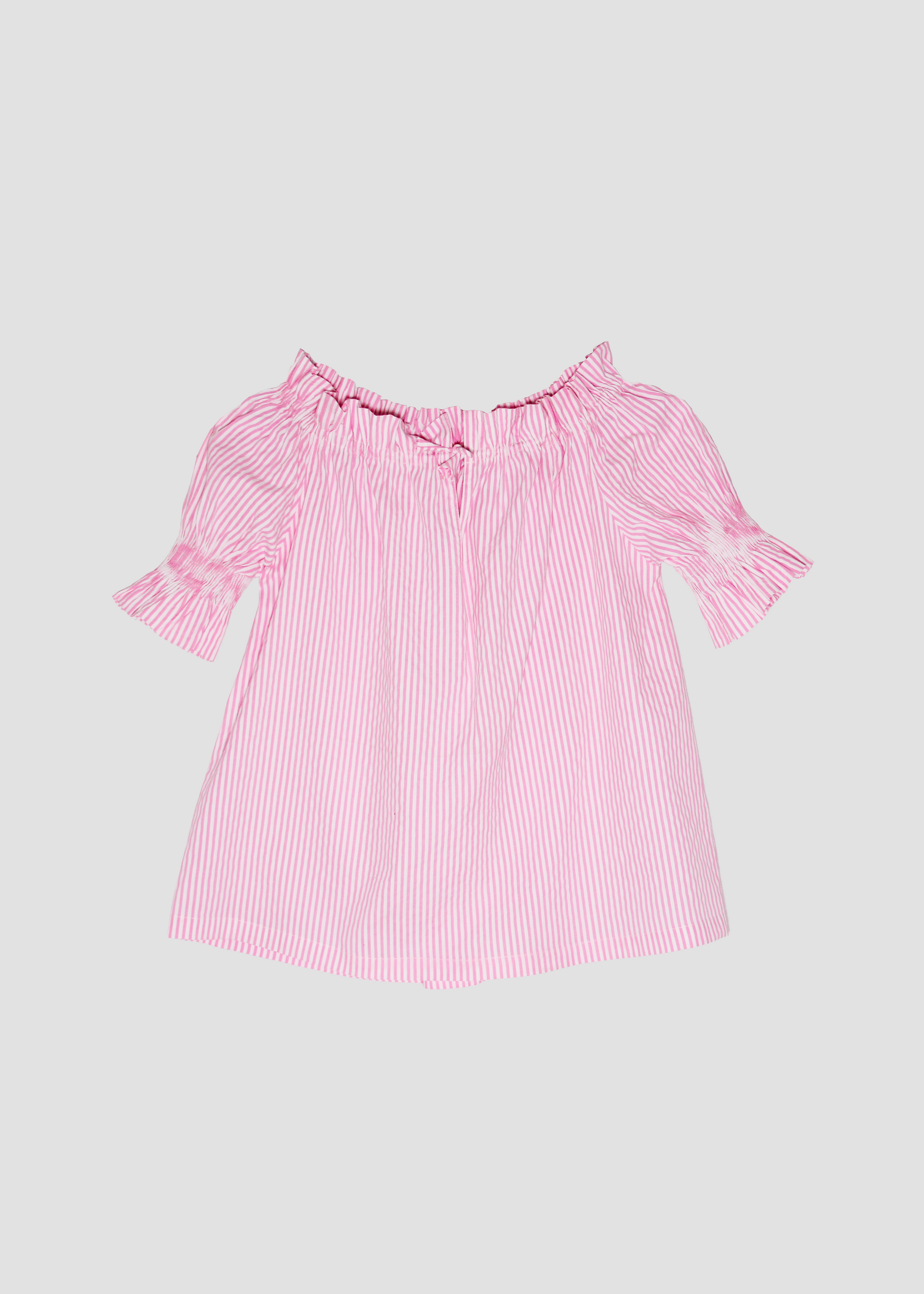 Blusa arricciata da donna in cotone a righe rosa, modello Pimpa shirt di IGI AMA, 100% cotone, con laccetto sullo scollo e maniche elasticizzate a sbuffo, tessuto elastico che si adatta a tutte le corporature, prodotta in India, ideale per look estivi e casual.