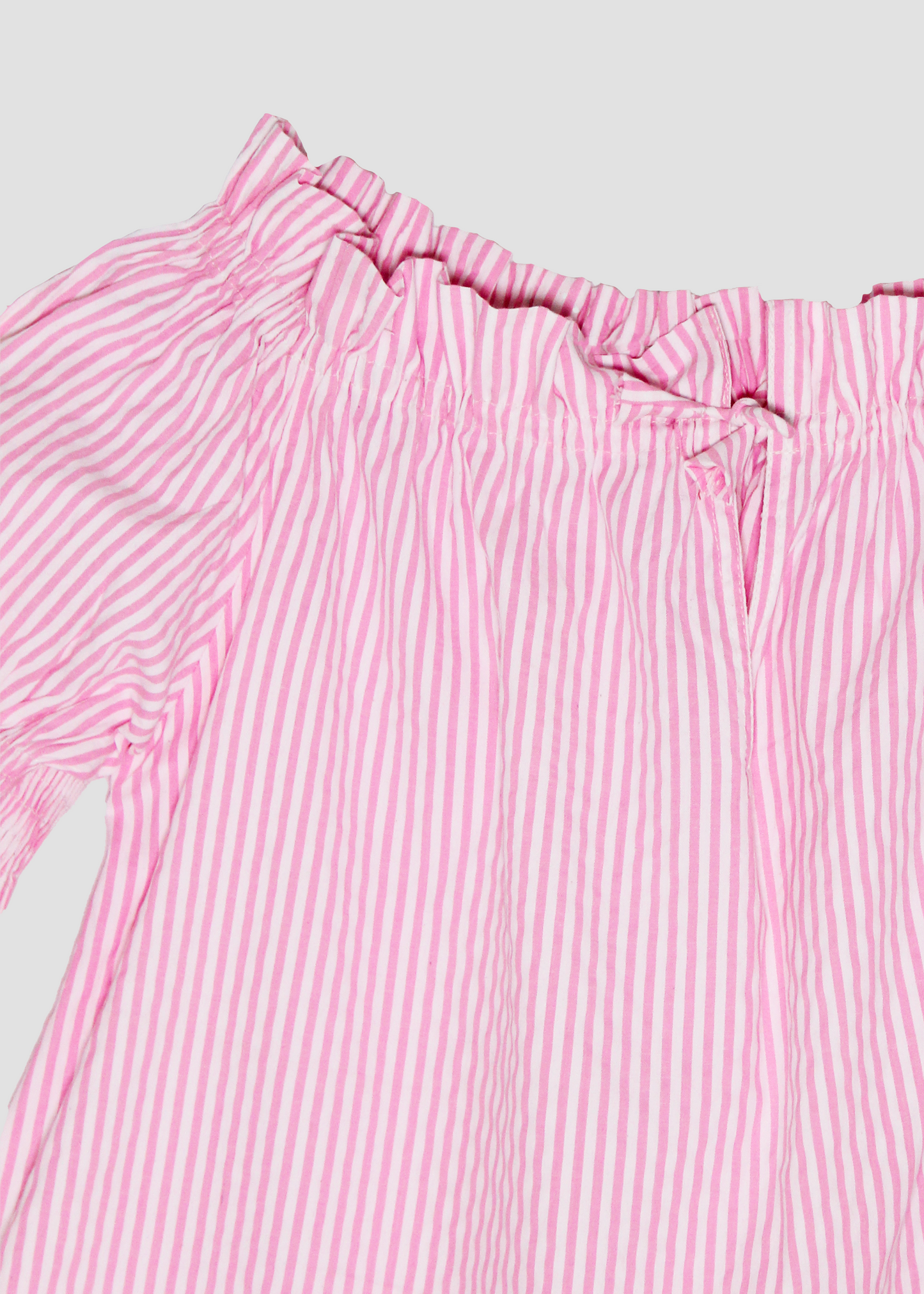 Blusa arricciata da donna in cotone a righe rosa, modello Pimpa shirt di IGI AMA, 100% cotone, con laccetto sullo scollo e maniche elasticizzate a sbuffo, tessuto elastico che si adatta a tutte le corporature, prodotta in India, ideale per look estivi e casual.
