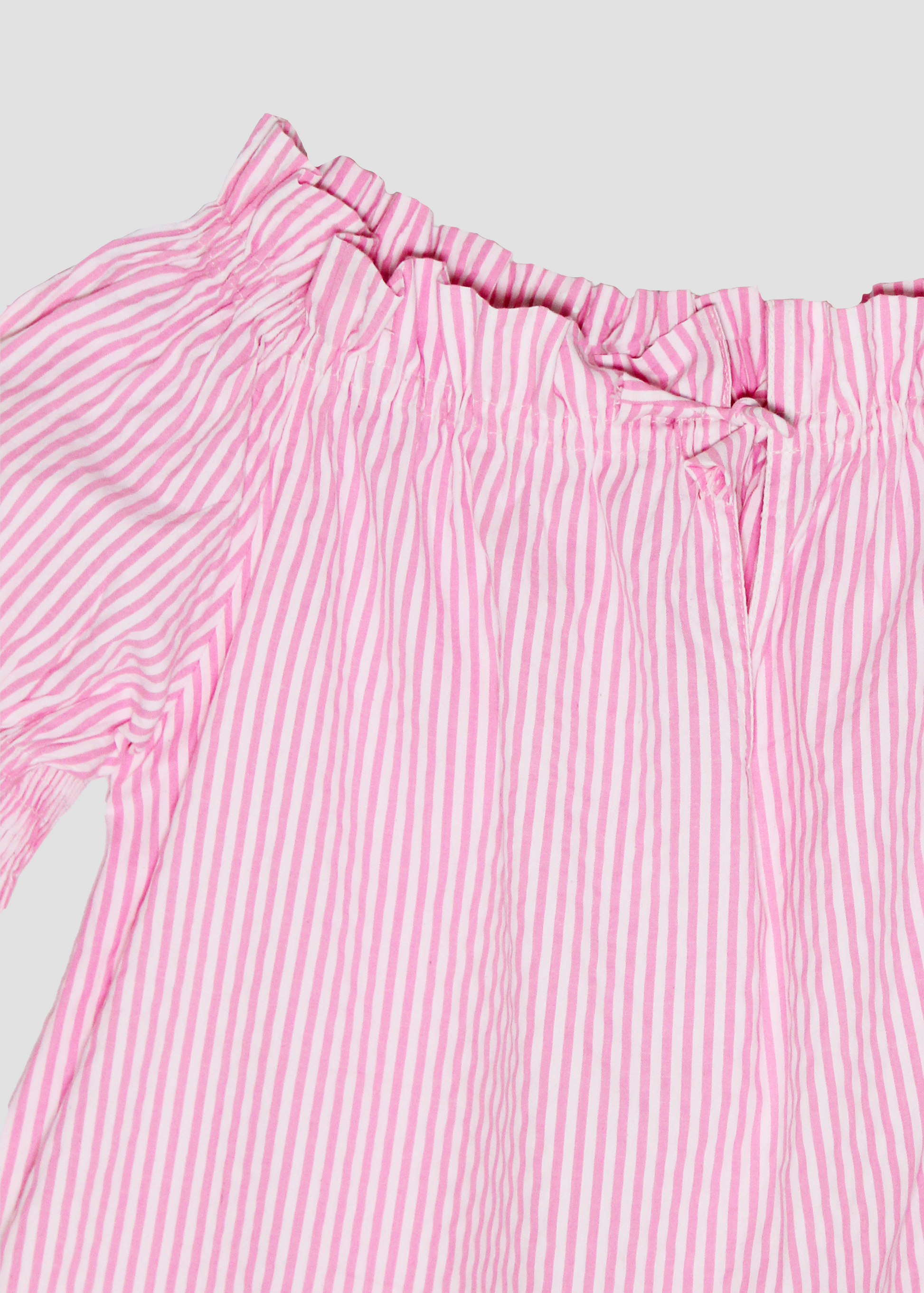 Blusa arricciata da donna in cotone a righe rosa, modello Pimpa shirt di IGI AMA, 100% cotone, con laccetto sullo scollo e maniche elasticizzate a sbuffo, tessuto elastico che si adatta a tutte le corporature, prodotta in India, ideale per look estivi e casual.