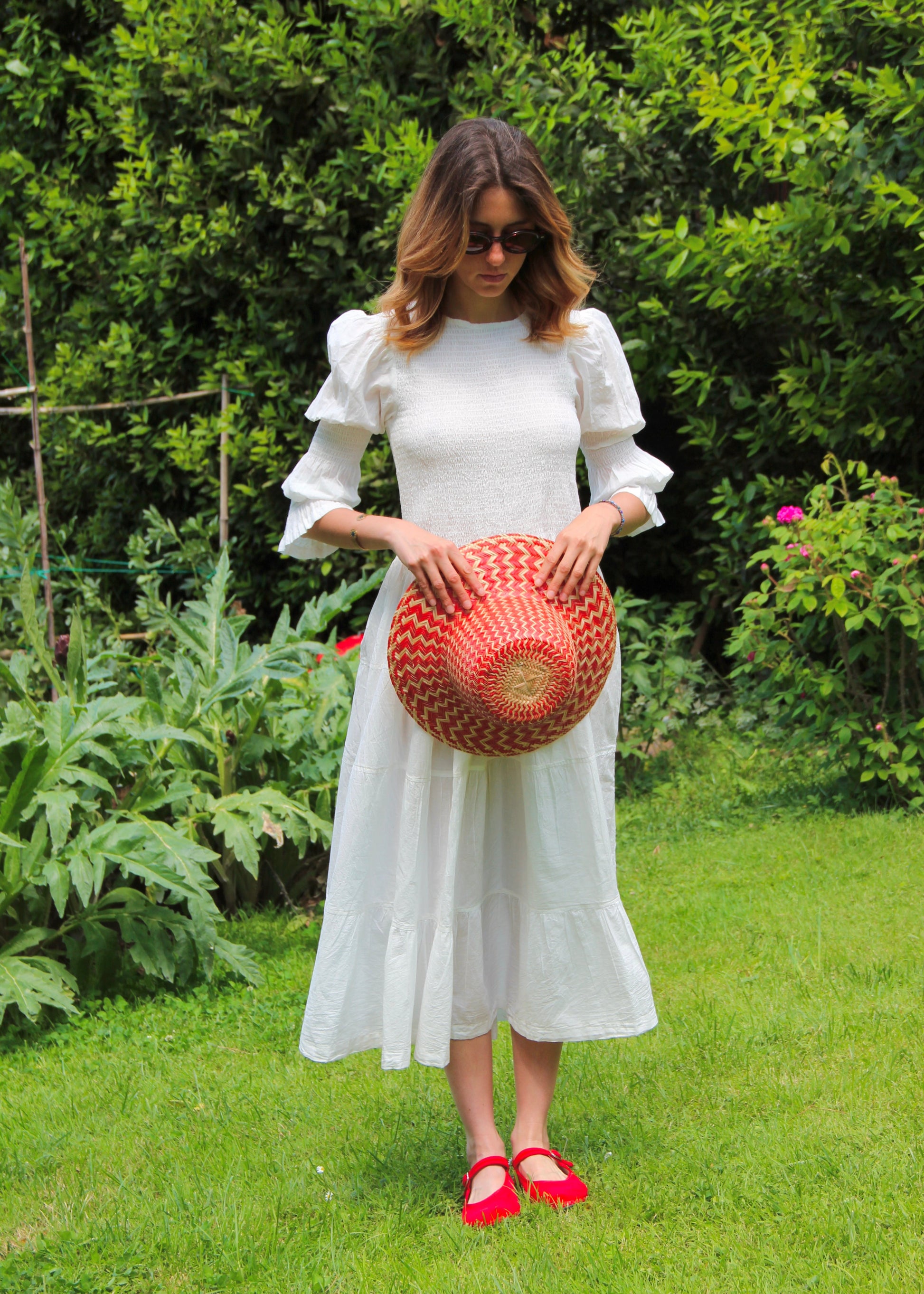 Primula Dress di IGI AMA, vestito midi in tessuto bianco 100% cotone, maniche lunghe a sbuffo con doppia cucitura elastica, busto arricciato, taglia unica e tessuto elasticizzato che si adatta a tutte le corporature, lunghezza fino alla caviglia, prodotto in India, ideale per un look comodo, femminile e artigianale.