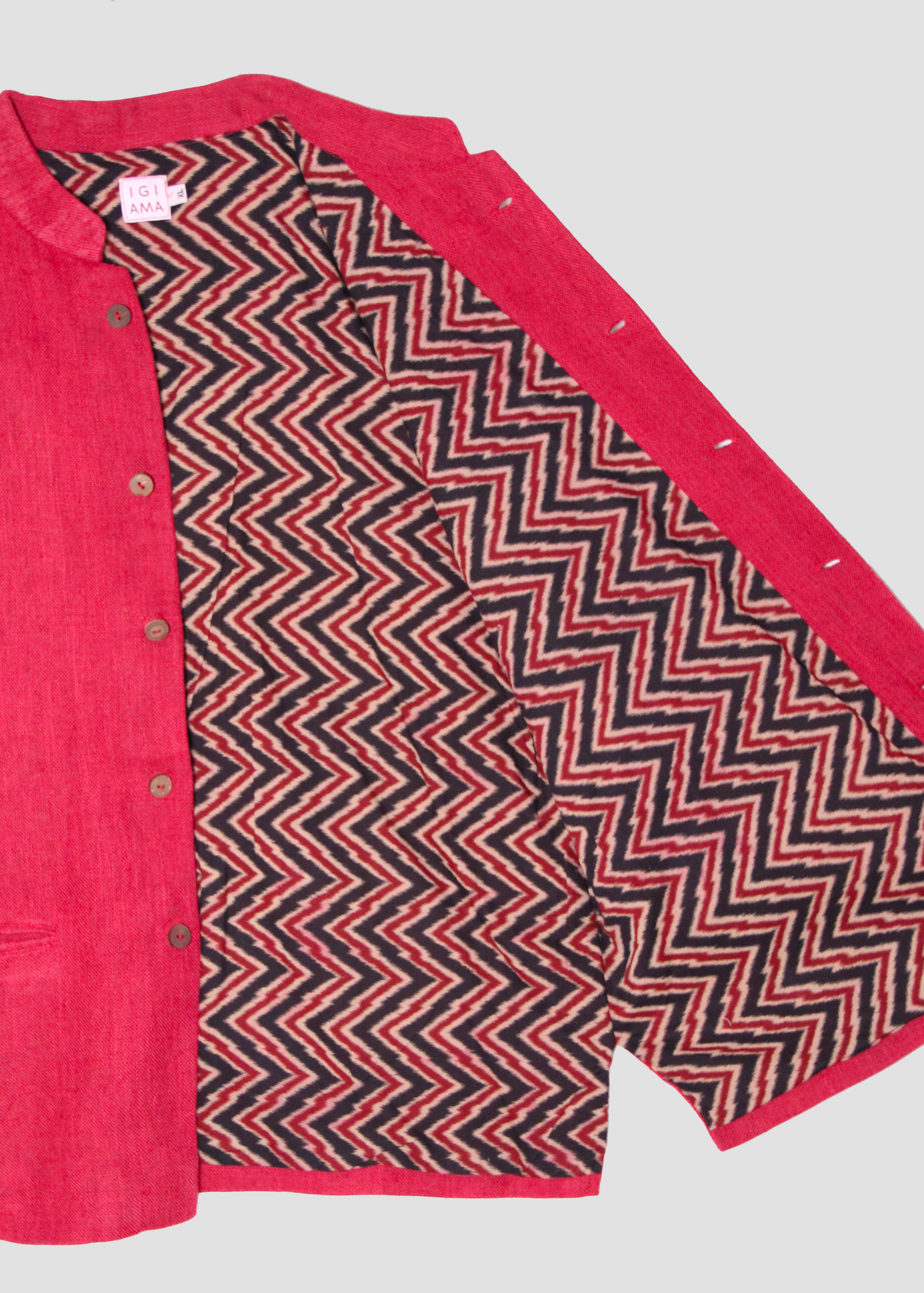 Gilet da uomo rosso in lino di IGIAMA, 100% lino, con fodera interna in cotone fantasia e collo alla coreana, prodotto in India.