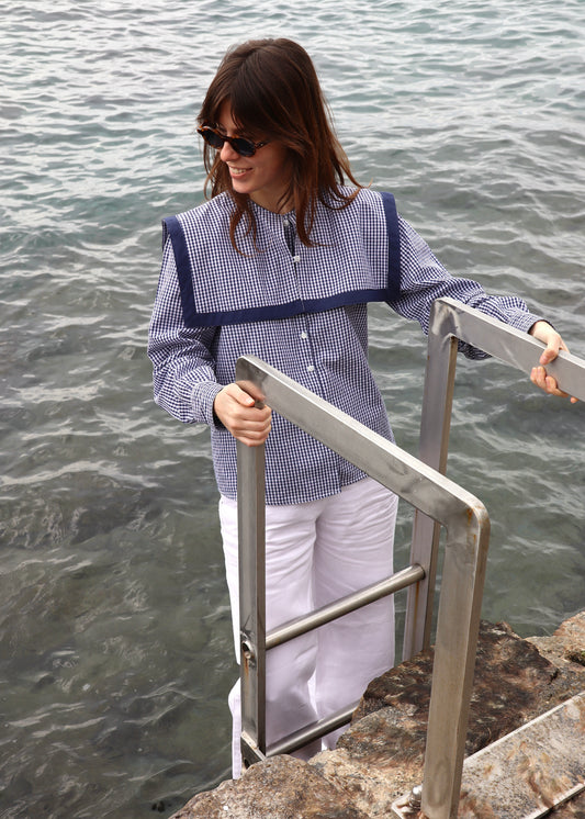Camicia Sailor Sampei Igiama bianca e blu in 100% cotone, stile marinara con colletto da marinaio e fantasia a quadretti blu, maniche lunghe, taglia unica S-L, prodotta in India.