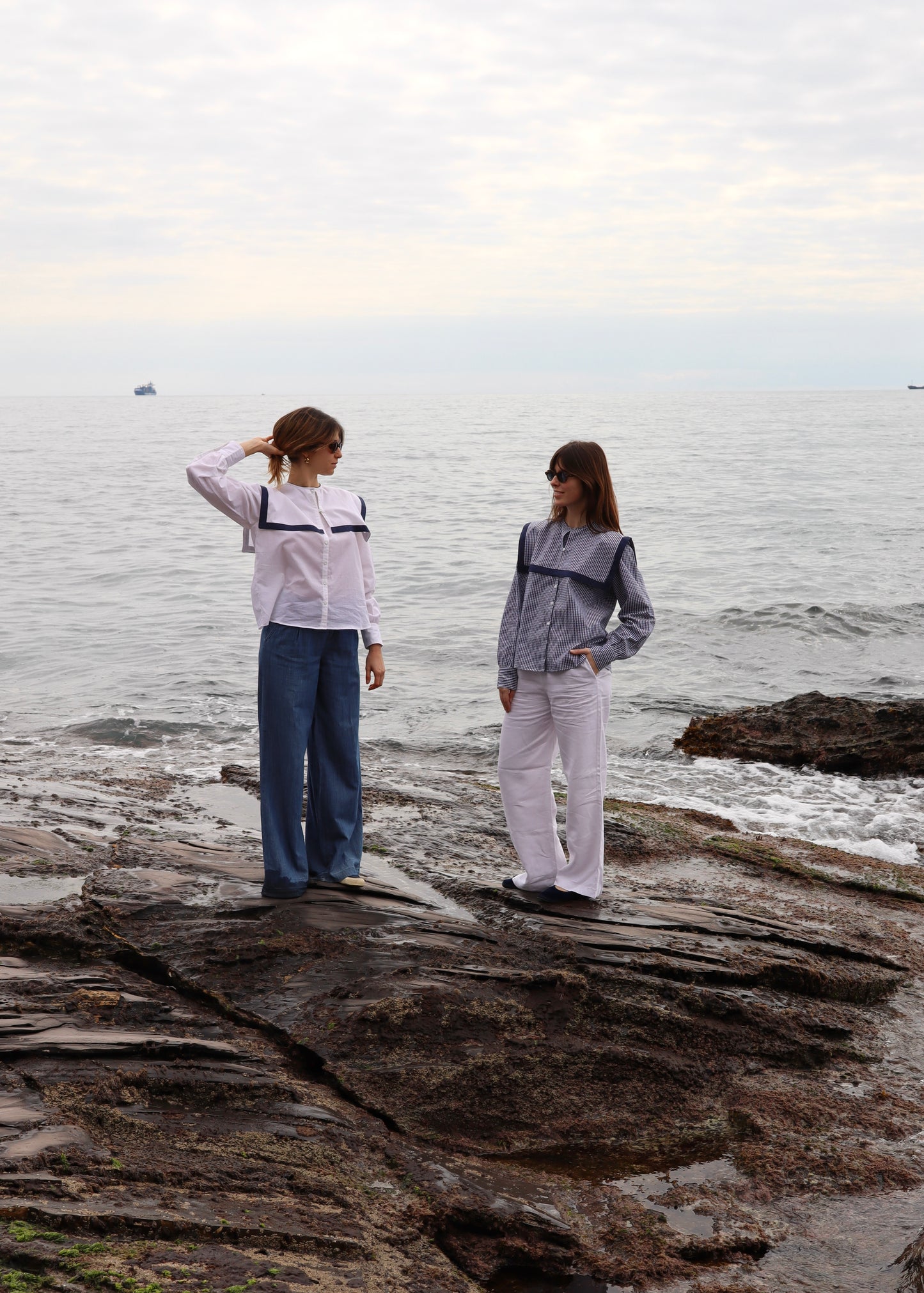 Camicia Sailor Sampei Igiama bianca e blu in 100% cotone, stile marinara con colletto da marinaio e fantasia a quadretti blu, maniche lunghe, taglia unica S-L, prodotta in India.