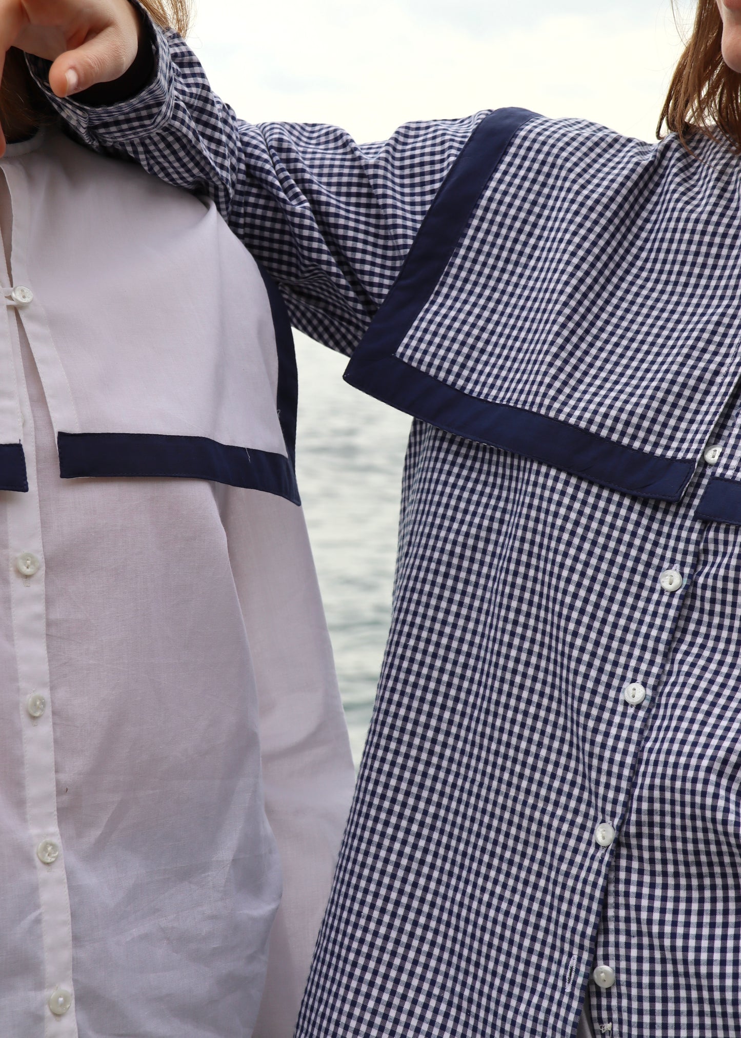 Camicia Sailor Sampei Igiama bianca e blu in 100% cotone, stile marinara con colletto da marinaio, maniche lunghe, taglia unica S-L, prodotta in India