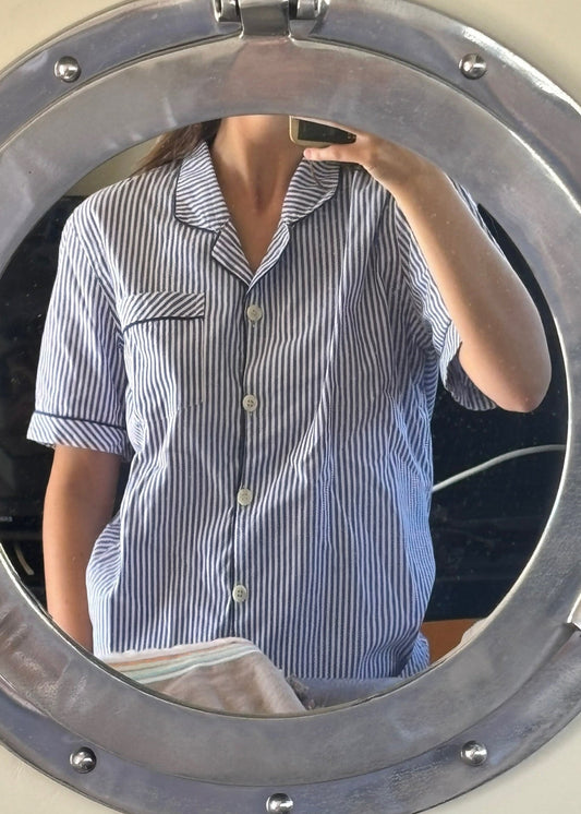 short P-igiAma di IGI AMA, pigiama in 100% cotone con fantasia a righe blu, composto da camicia e pantaloni elasticizzati, taglia unica, pensato per offrire comfort e stile anche nei momenti di relax.