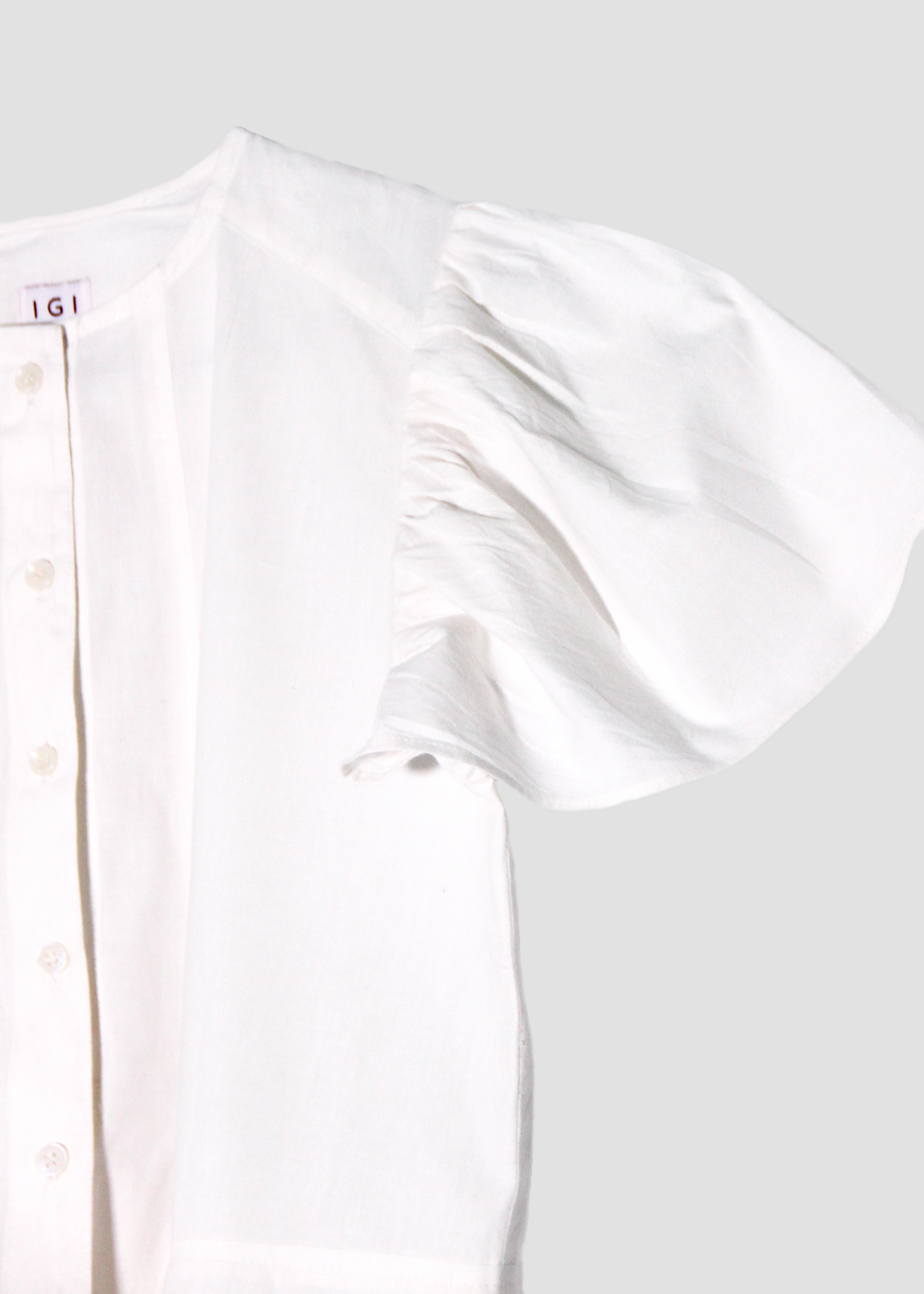 Camicetta Vela estiva da donna in cotone bianco, IGI AMA, 100% cotone leggero, chiusura con bottoni, maniche a sbuffo, taglia unica, made in India, perfetta per un outfit casual e look vacanza.