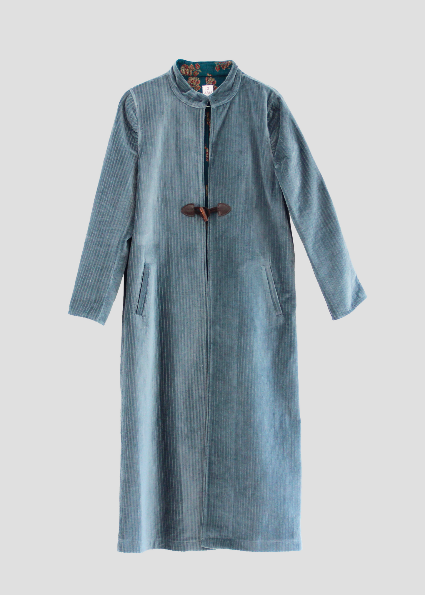 Alamari Coat in velluto azzurro carta zucchero di IGI Ama, cappotto azzurro con alamari marroni, collo alla coreana e bottoni a nodo. Spalle strutturate e fodera in poliestere. Prodotto in India, con un design elegante e raffinato. Lavare a secco, stirare a bassa temperatura, non candeggiare.