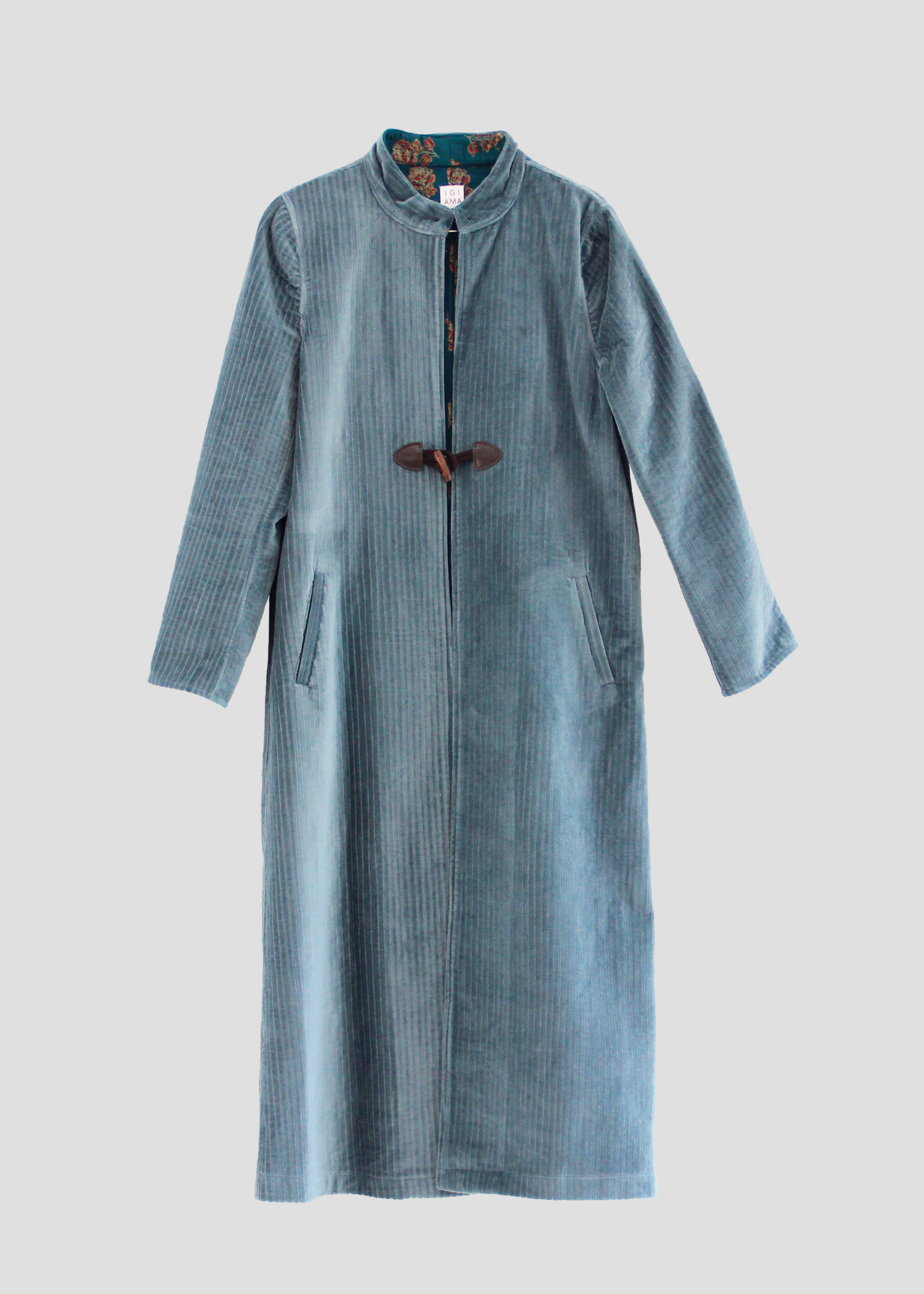 Alamari Coat in velluto azzurro carta zucchero di IGI Ama, cappotto azzurro con alamari marroni, collo alla coreana e bottoni a nodo. Spalle strutturate e fodera in poliestere. Prodotto in India, con un design elegante e raffinato. Lavare a secco, stirare a bassa temperatura, non candeggiare.
