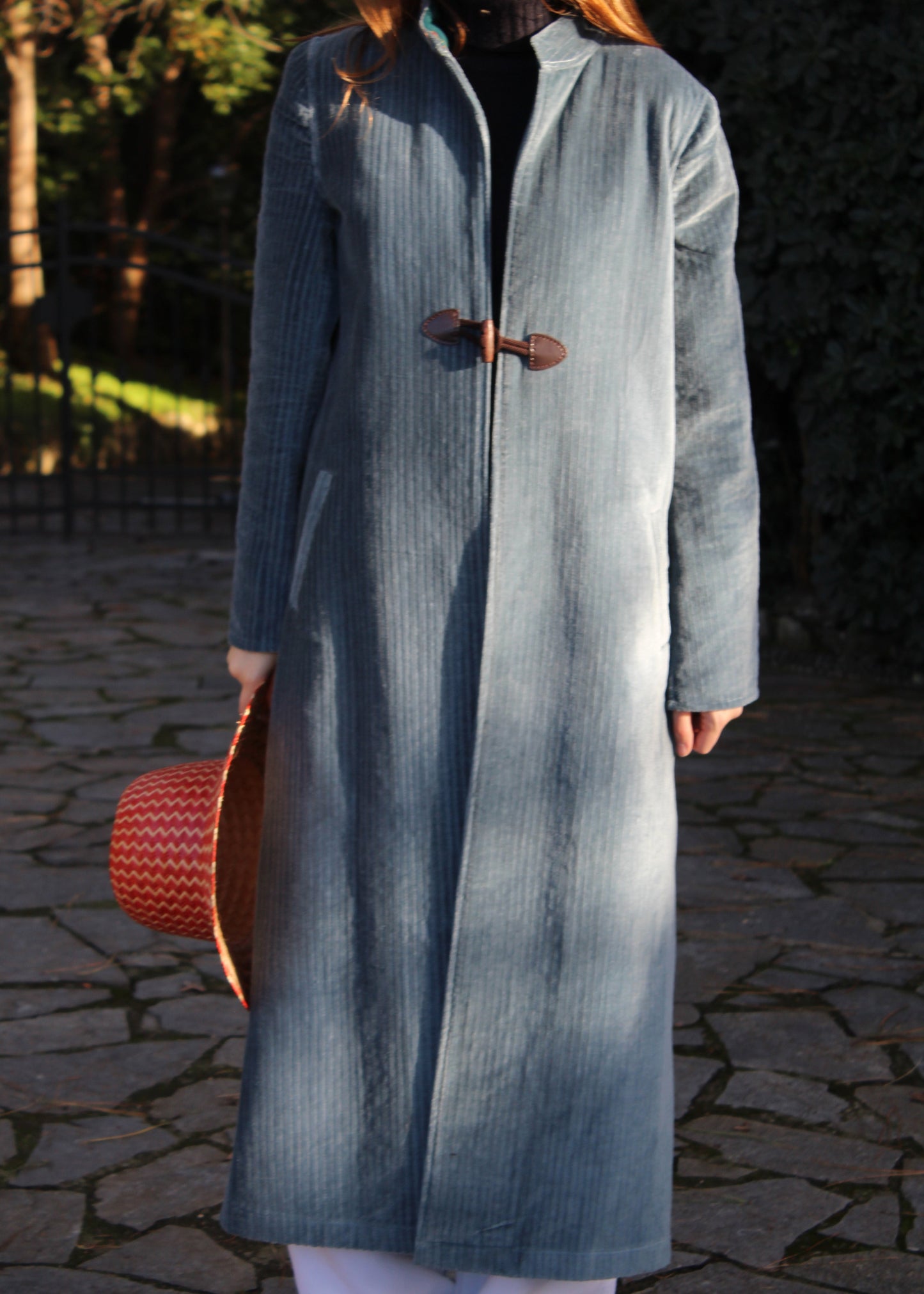 Alamari Coat in velluto azzurro carta zucchero di IGI Ama, cappotto azzurro con alamari marroni, collo alla coreana e bottoni a nodo. Spalle strutturate e fodera in poliestere. Prodotto in India, con un design elegante e raffinato. Lavare a secco, stirare a bassa temperatura, non candeggiare.