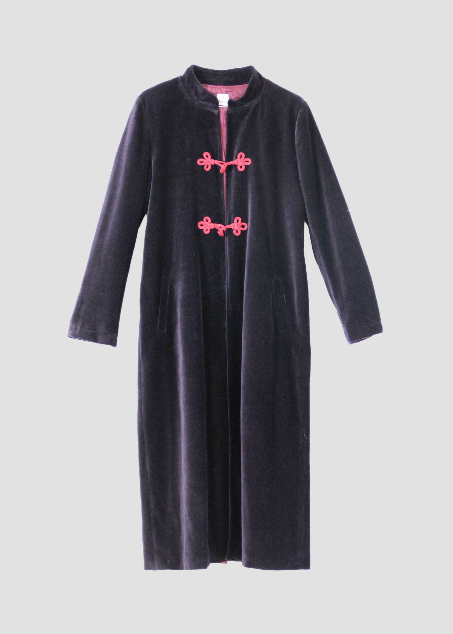 Alamari Coat in velluto blu di IGI Ama, cappotto blu con alamari rosso, collo alla coreana e bottoni a nodo. Spalle strutturate e fodera in poliestere. Prodotto in India, con un design elegante e raffinato. Lavare a secco, stirare a bassa temperatura, non candeggiare.