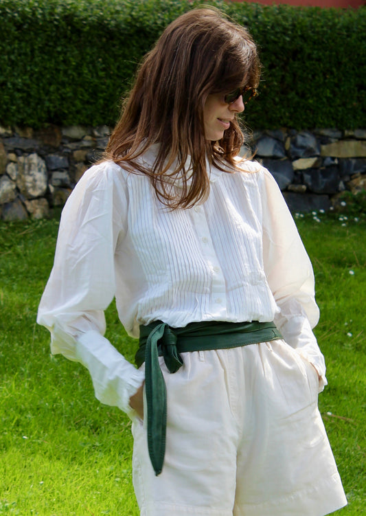 Camicia Amber estiva da donna in cotone bianco, IGI AMA, 100% cotone leggero, chiusura con bottoni, maniche lunghe, pinces sul fronte, taglia unica, made in India.