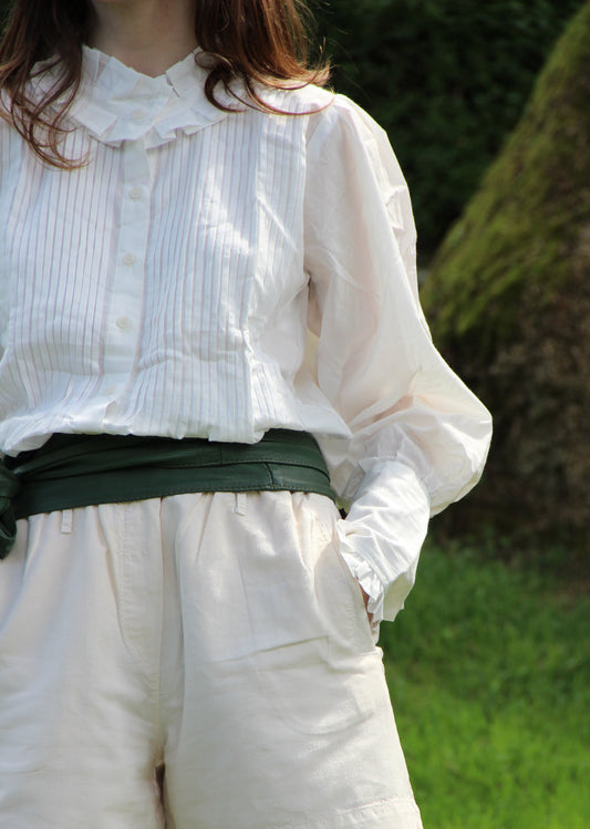 Camicia Amber estiva da donna in cotone bianco, IGI AMA, 100% cotone leggero, chiusura con bottoni, maniche lunghe, pinces sul fronte, taglia unica, made in India.
