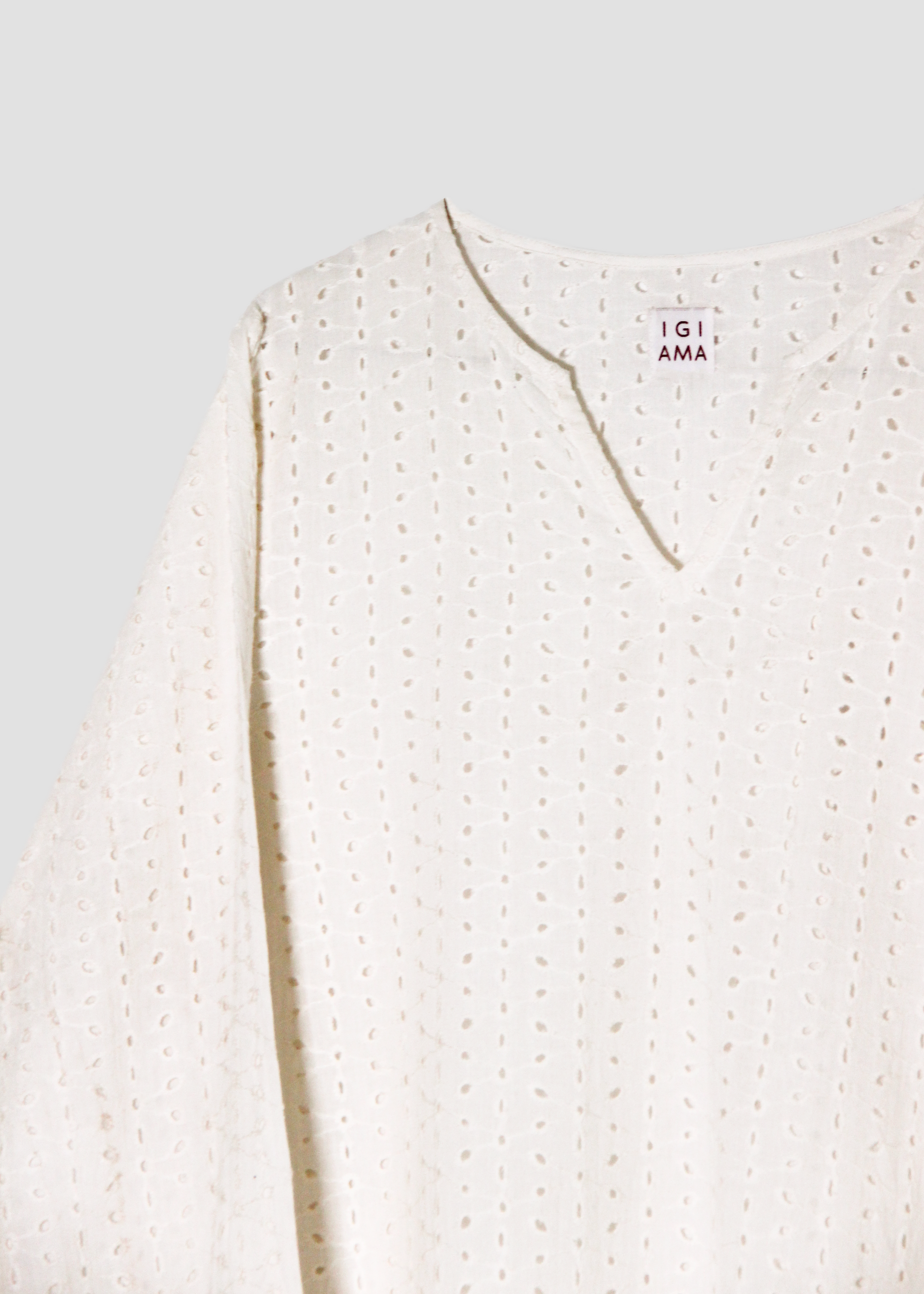 Copricostume estivo da donna in sangallo bianco sporco, IGI AMA, tessuto leggero e traforato, taglia unica, made in India, ideale per il mare, la spiaggia e look vacanza.