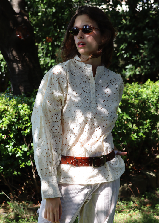 Blusa bianca in tessuto sangallo con maniche a sbuffo – New Sangallo Shirt. Taglia unica S/M, stile femminile e versatile. Realizzata in India, lavabile a 30°C e stirabile a bassa temperatura.