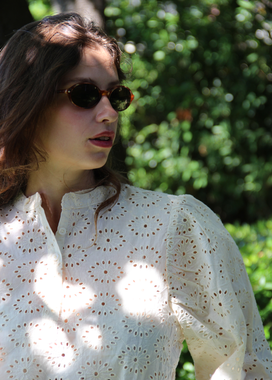 Blusa bianca in tessuto sangallo con maniche a sbuffo – New Sangallo Shirt. Taglia unica S/M, stile femminile e versatile. Realizzata in India, lavabile a 30°C e stirabile a bassa temperatura.