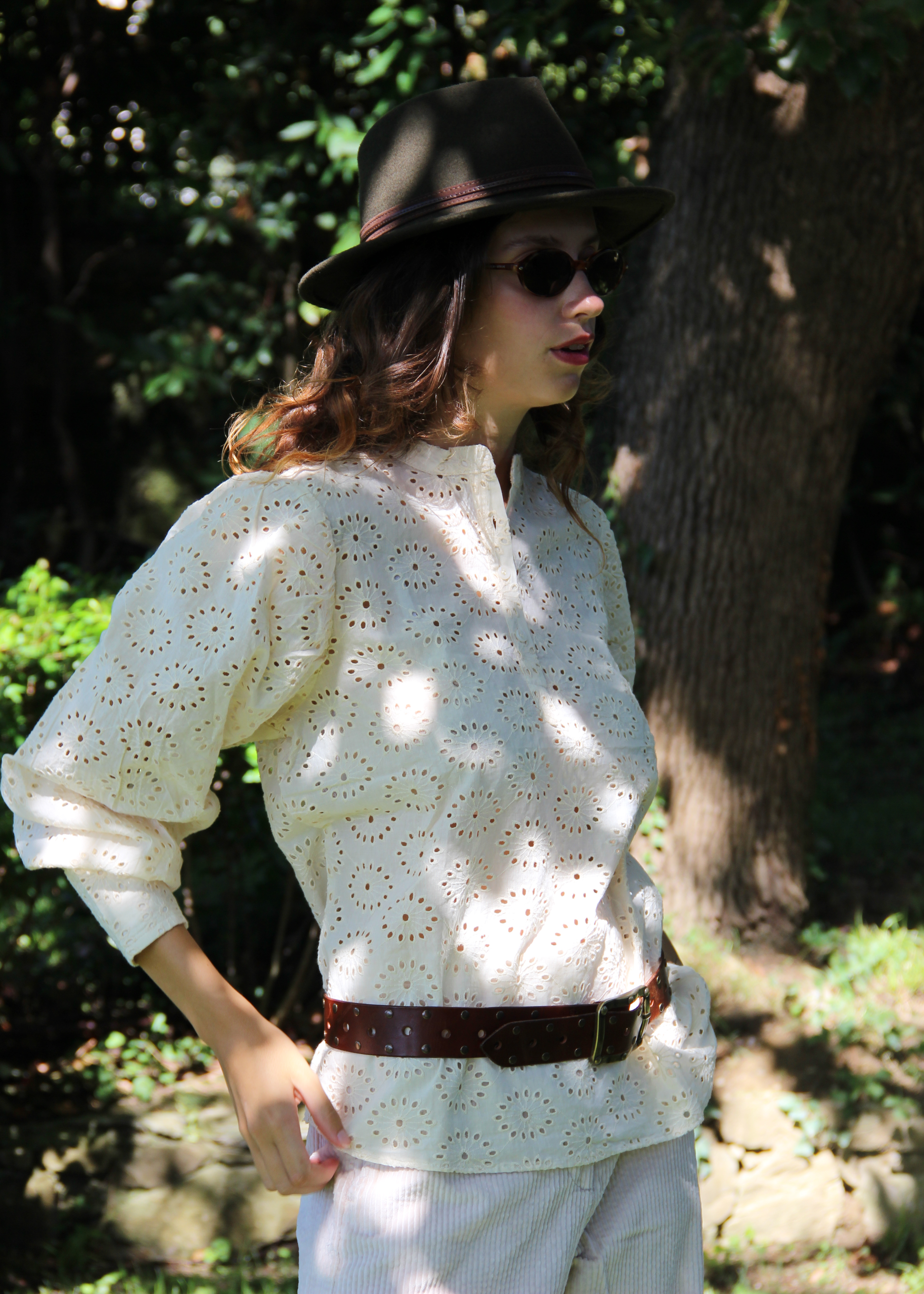 Blusa bianca in tessuto sangallo con maniche a sbuffo – New Sangallo Shirt. Taglia unica S/M, stile femminile e versatile. Realizzata in India, lavabile a 30°C e stirabile a bassa temperatura.